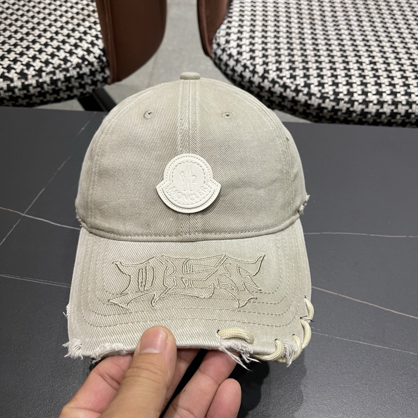 蒙口洗水做牛仔旧棒球帽洗水做破的牛仔风街头风十足更符合现在时尚小哥哥小姐姐的style，机场街拍超飒！