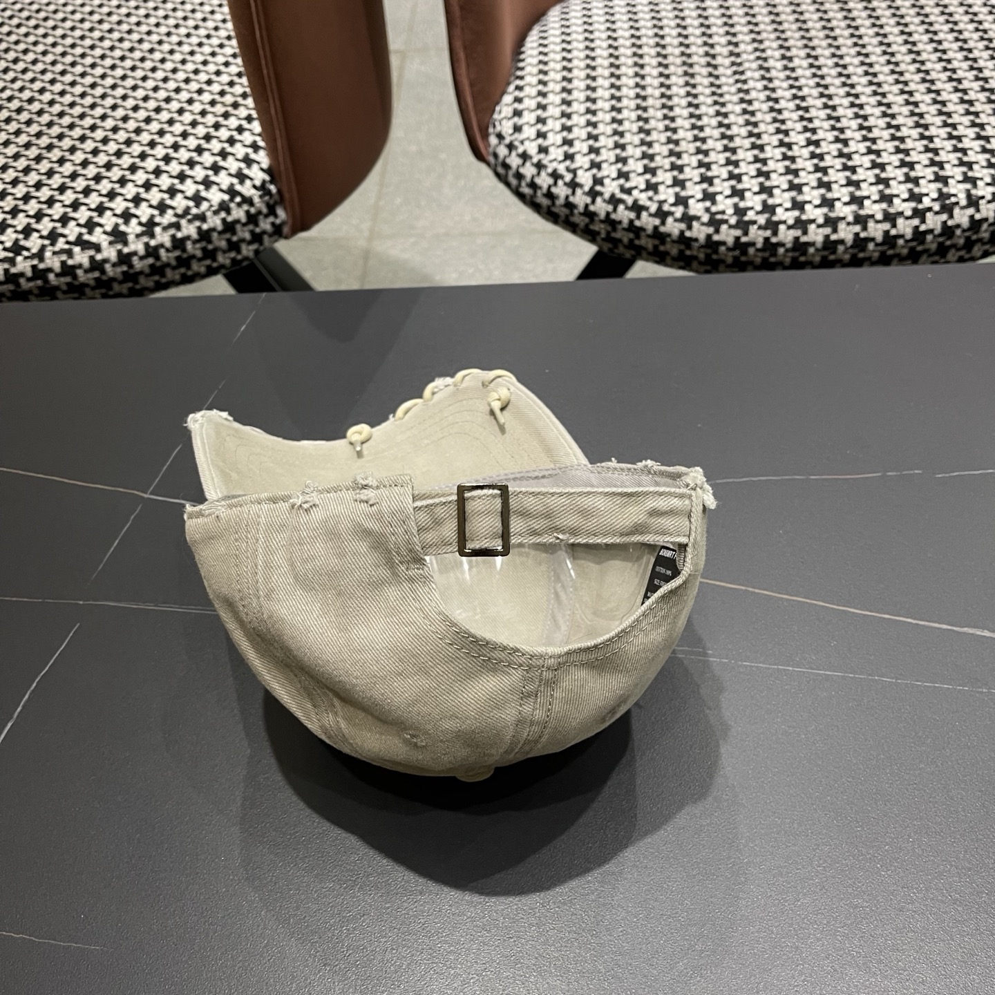 蒙口洗水做牛仔旧棒球帽洗水做破的牛仔风街头风十足更符合现在时尚小哥哥小姐姐的style，机场街拍超飒！