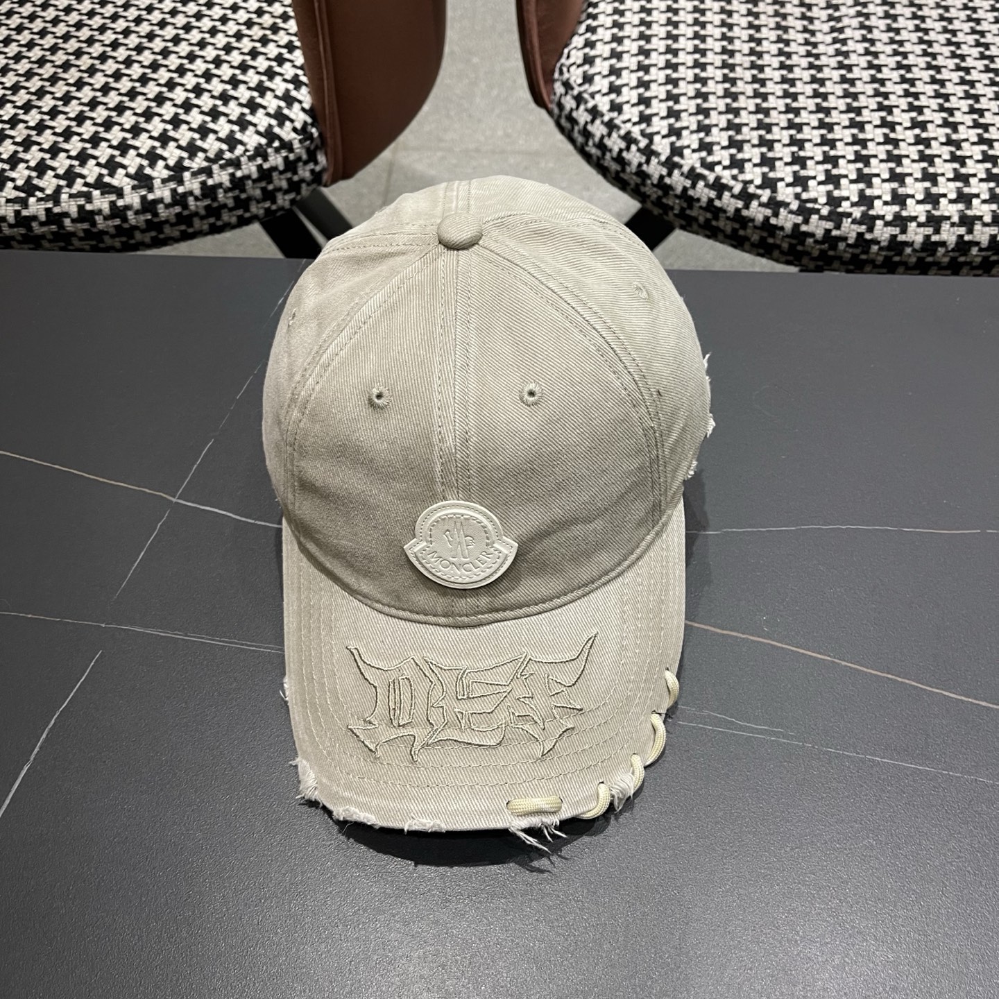 蒙口洗水做牛仔旧棒球帽洗水做破的牛仔风街头风十足更符合现在时尚小哥哥小姐姐的style，机场街拍超飒！