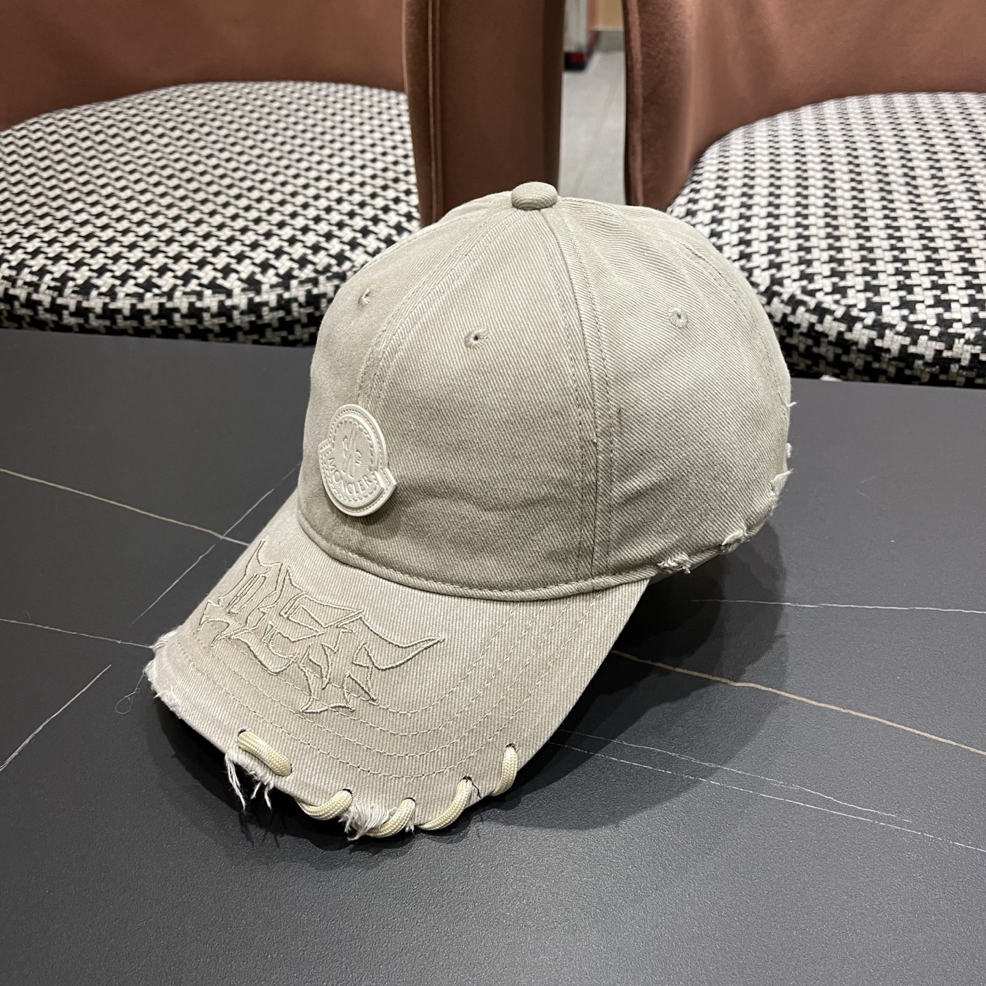 蒙口洗水做牛仔旧棒球帽洗水做破的牛仔风街头风十足更符合现在时尚小哥哥小姐姐的style，机场街拍超飒！