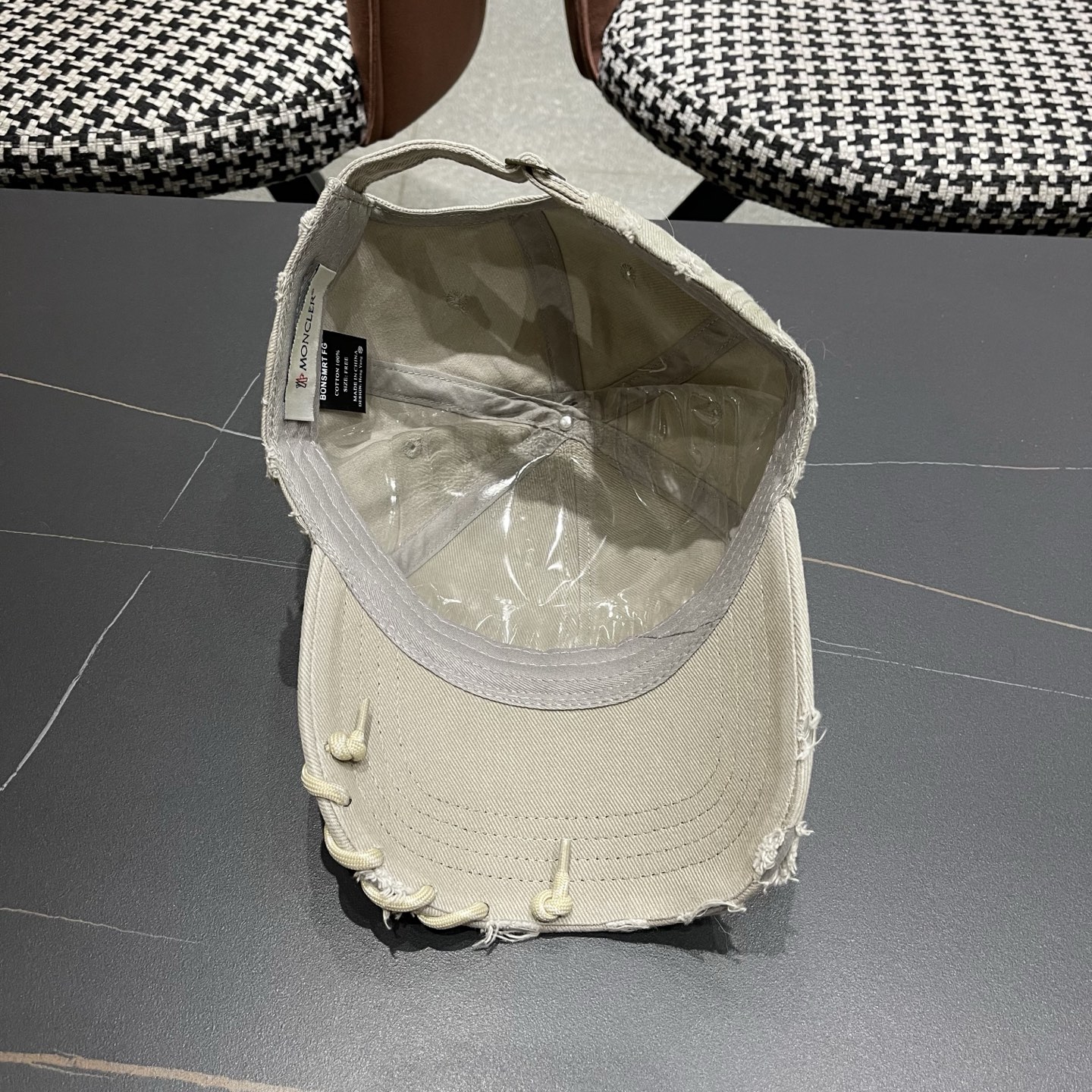 蒙口洗水做牛仔旧棒球帽洗水做破的牛仔风街头风十足更符合现在时尚小哥哥小姐姐的style，机场街拍超飒！