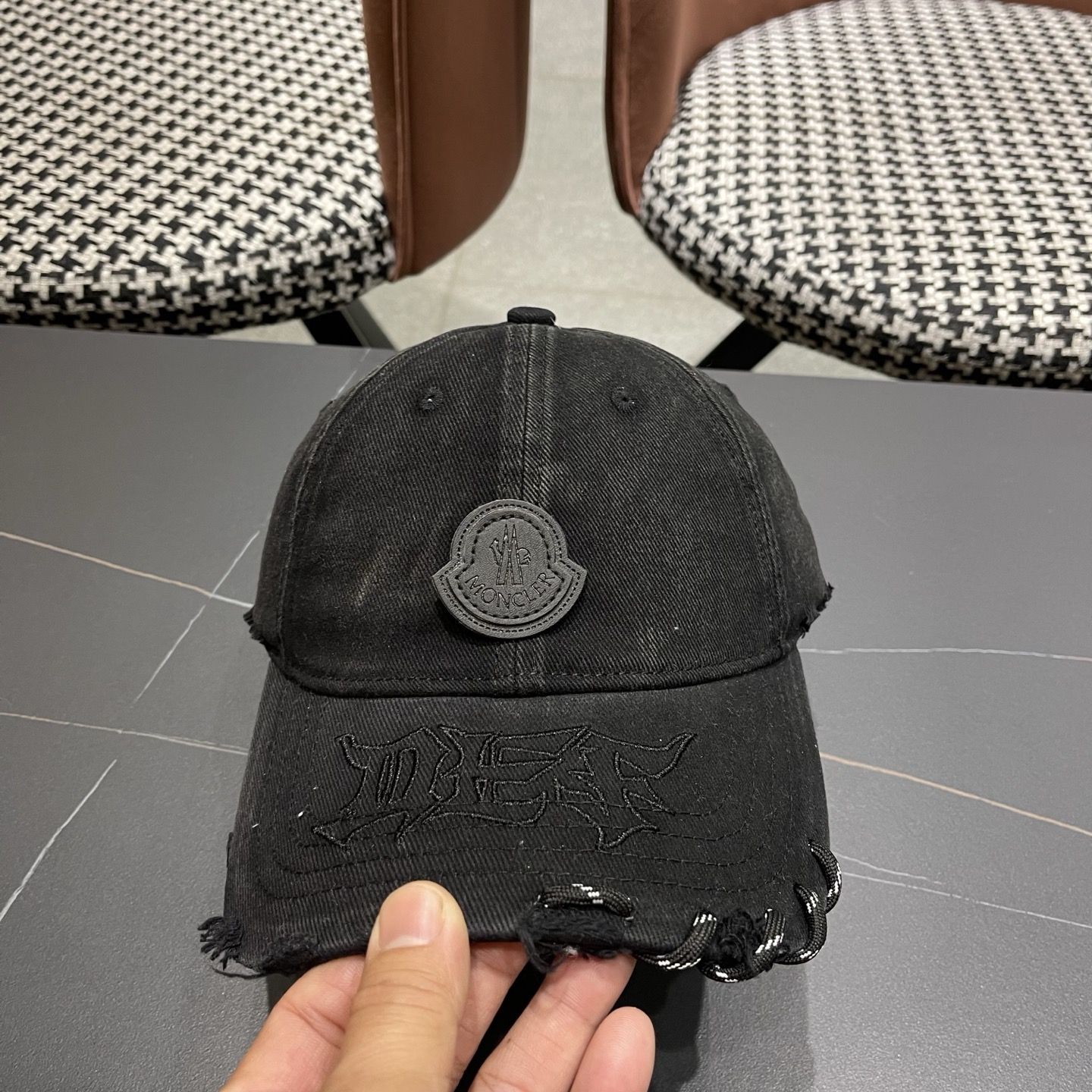 蒙口洗水做牛仔旧棒球帽洗水做破的牛仔风街头风十足更符合现在时尚小哥哥小姐姐的style，机场街拍超飒！