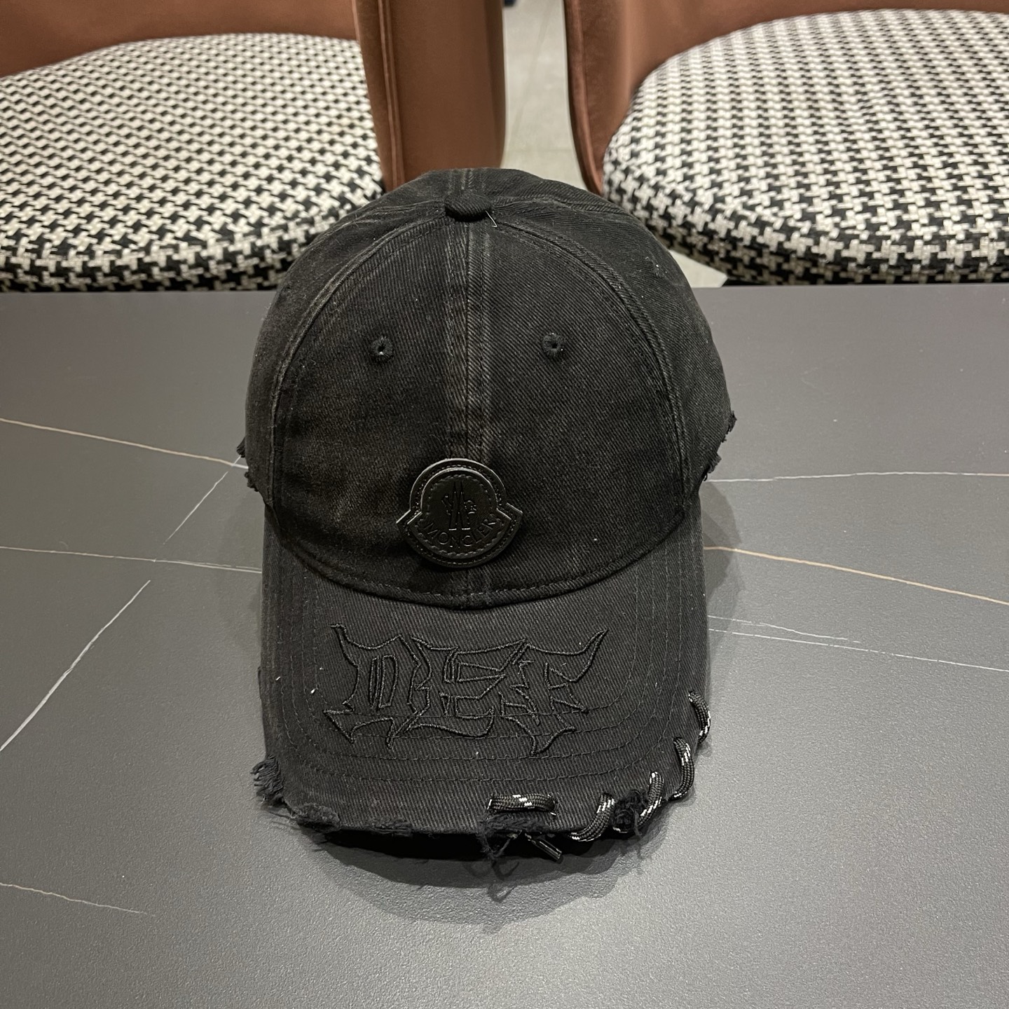 蒙口洗水做牛仔旧棒球帽洗水做破的牛仔风街头风十足更符合现在时尚小哥哥小姐姐的style，机场街拍超飒！
