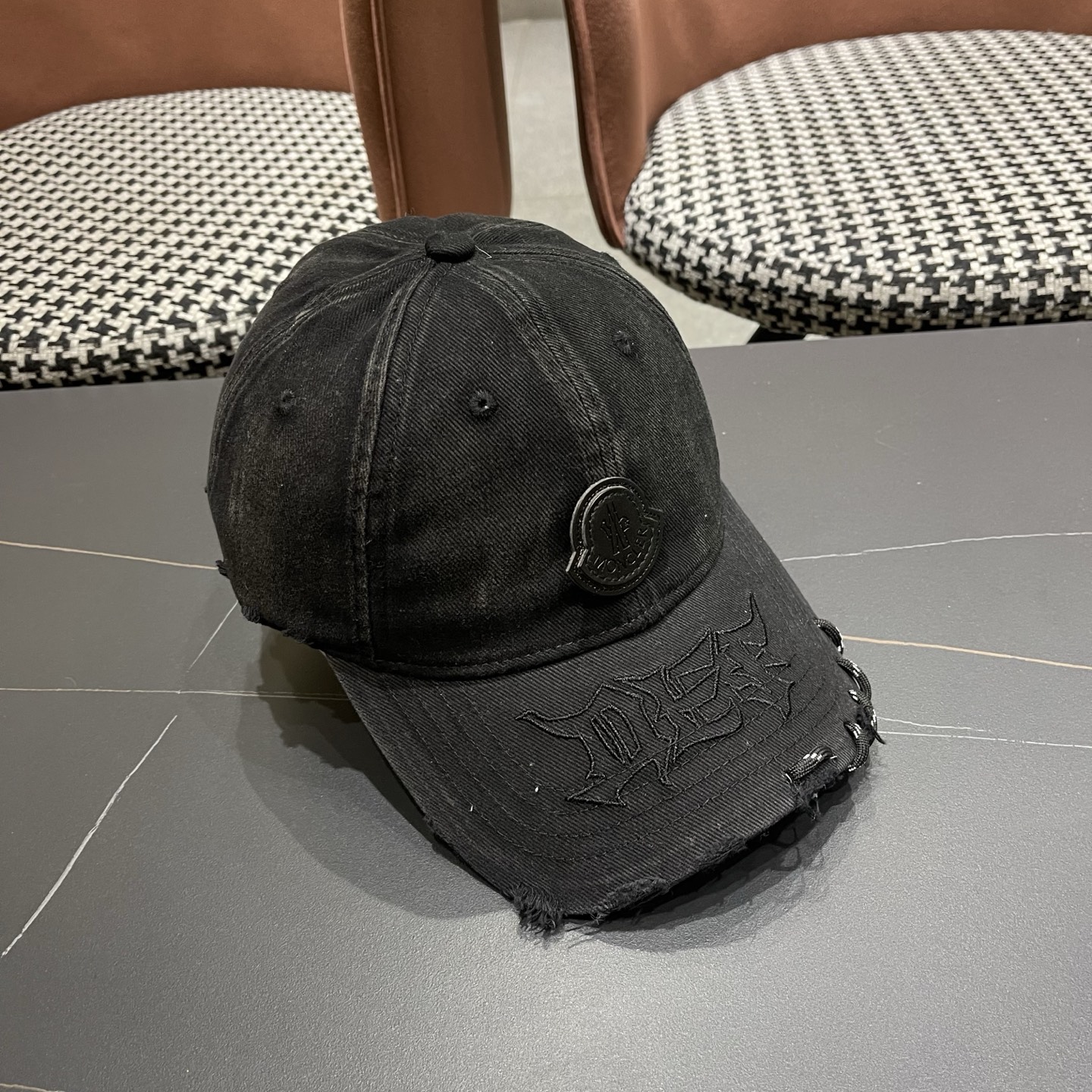 蒙口洗水做牛仔旧棒球帽洗水做破的牛仔风街头风十足更符合现在时尚小哥哥小姐姐的style，机场街拍超飒！