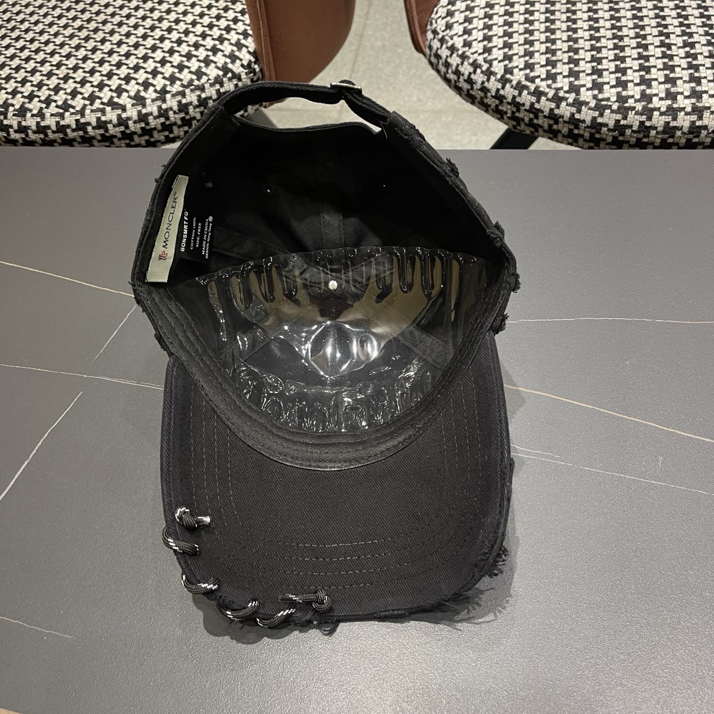 蒙口洗水做牛仔旧棒球帽洗水做破的牛仔风街头风十足更符合现在时尚小哥哥小姐姐的style，机场街拍超飒！