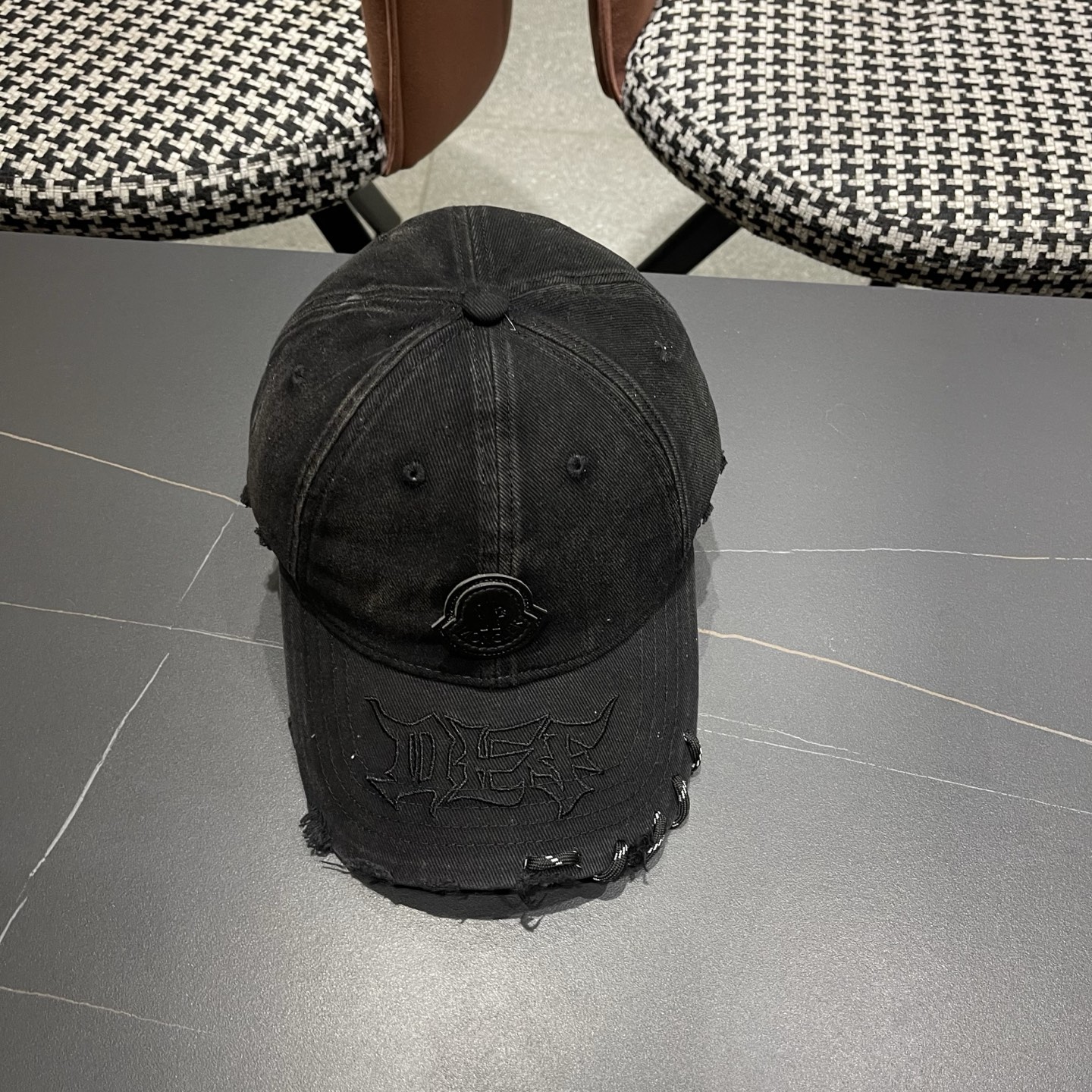 蒙口洗水做牛仔旧棒球帽洗水做破的牛仔风街头风十足更符合现在时尚小哥哥小姐姐的style，机场街拍超飒！