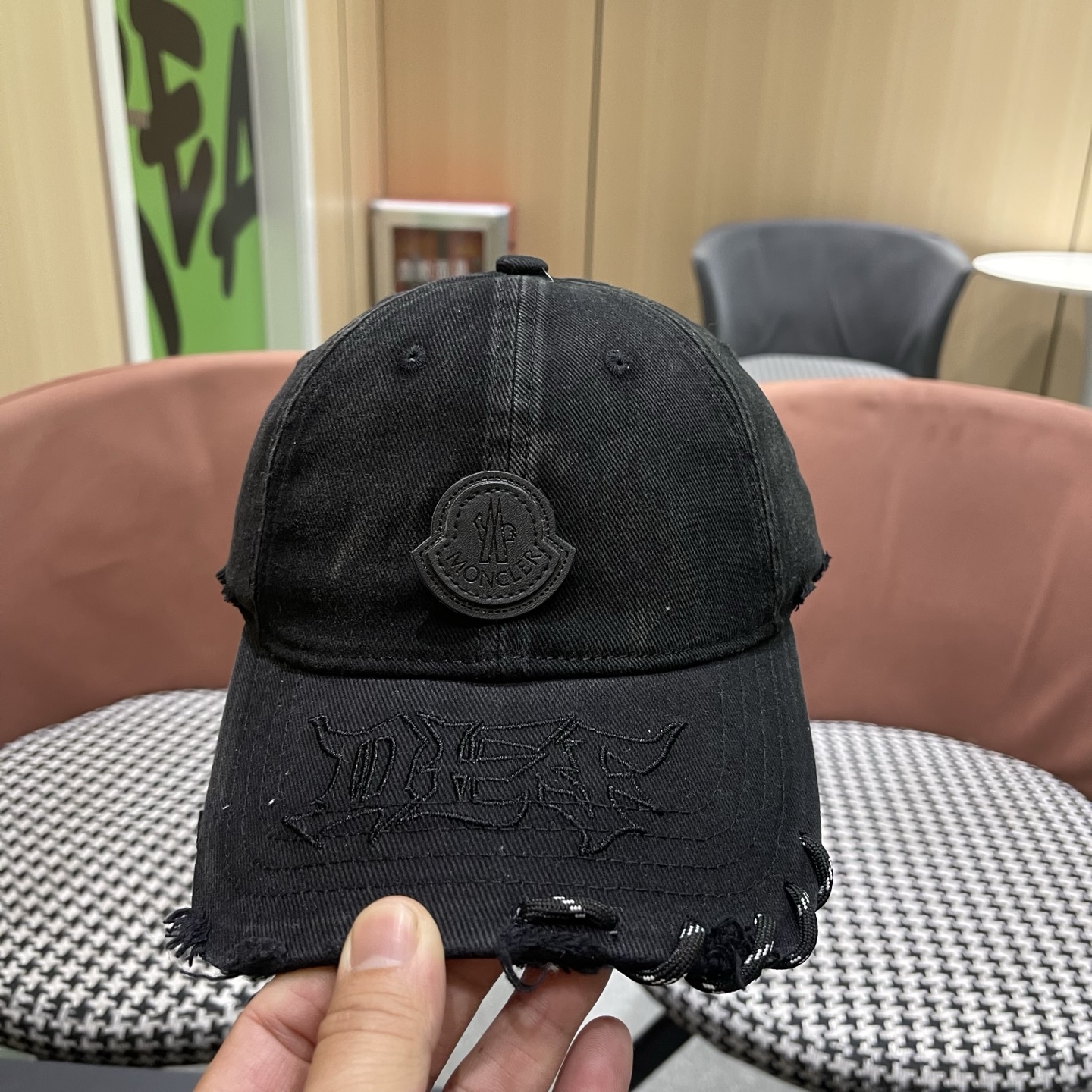 蒙口洗水做牛仔旧棒球帽洗水做破的牛仔风街头风十足更符合现在时尚小哥哥小姐姐的style，机场街拍超飒！