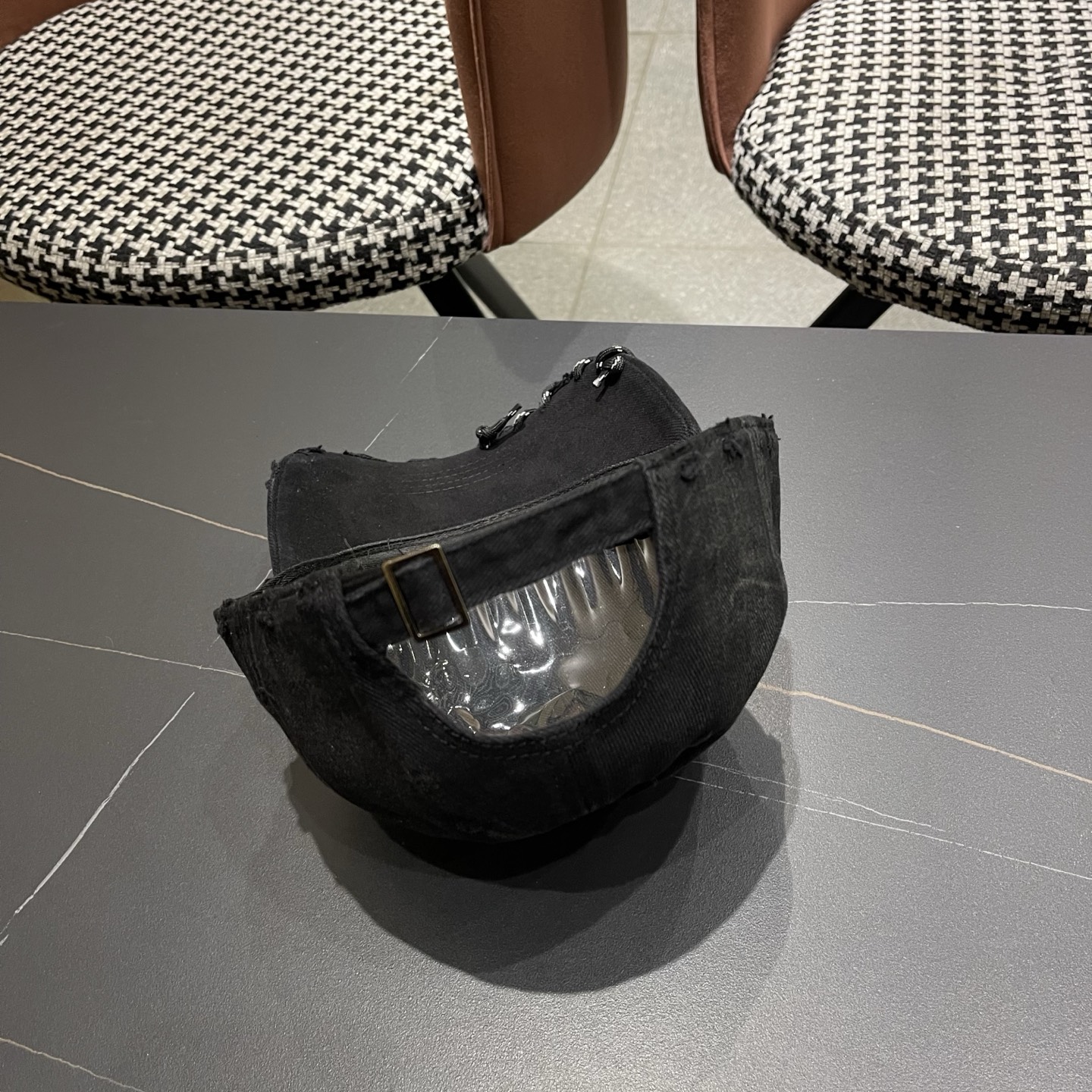 蒙口洗水做牛仔旧棒球帽洗水做破的牛仔风街头风十足更符合现在时尚小哥哥小姐姐的style，机场街拍超飒！