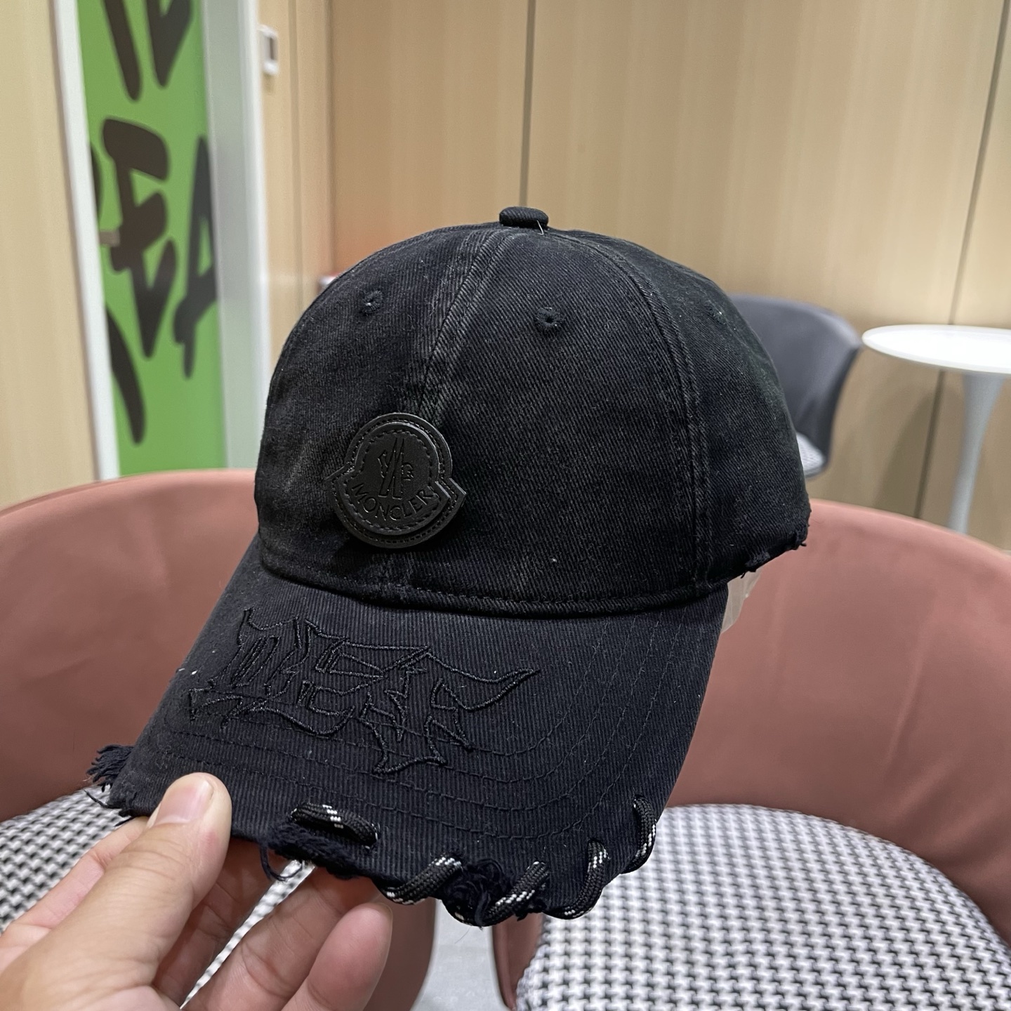 蒙口洗水做牛仔旧棒球帽洗水做破的牛仔风街头风十足更符合现在时尚小哥哥小姐姐的style，机场街拍超飒！