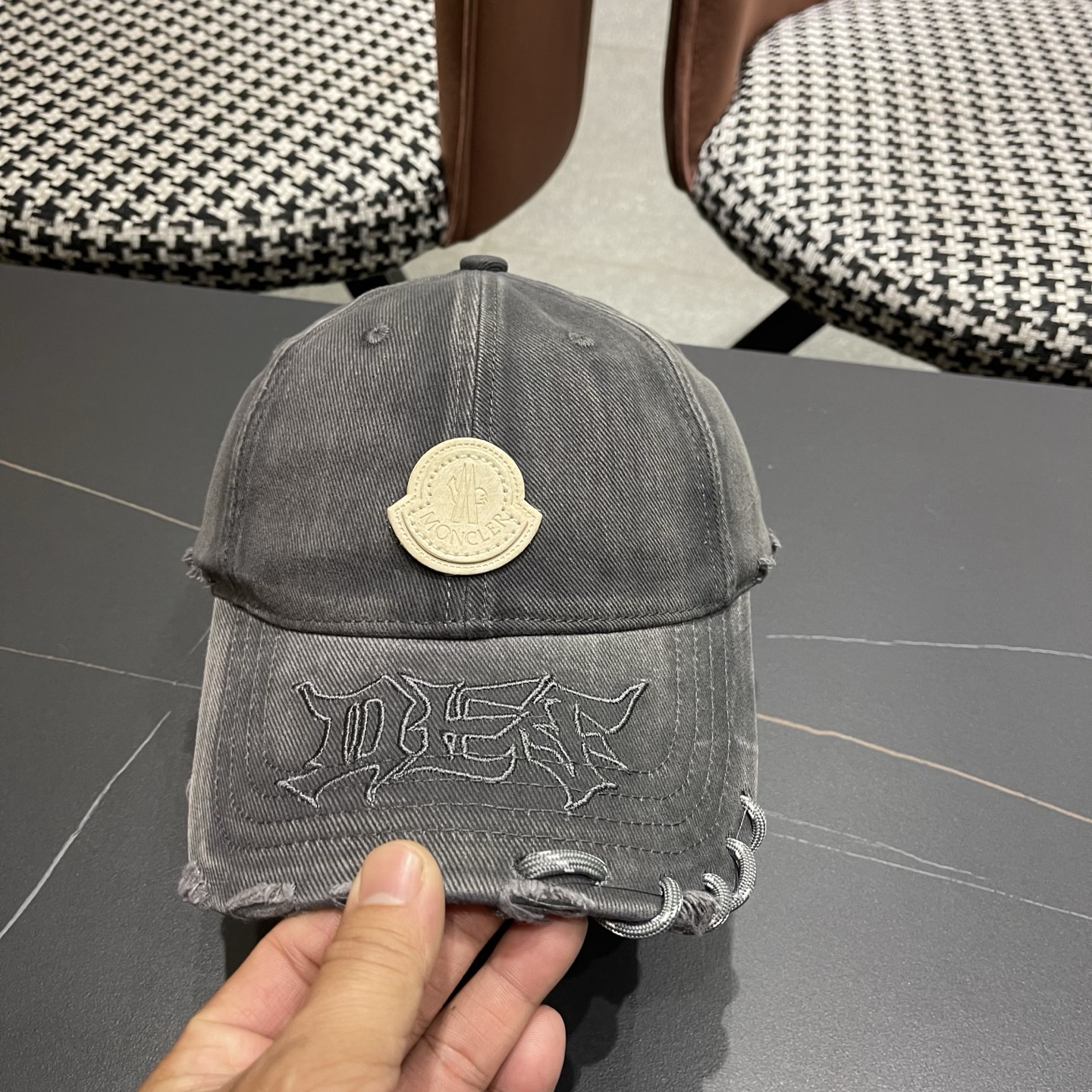 蒙口洗水做牛仔旧棒球帽洗水做破的牛仔风街头风十足更符合现在时尚小哥哥小姐姐的style，机场街拍超飒！