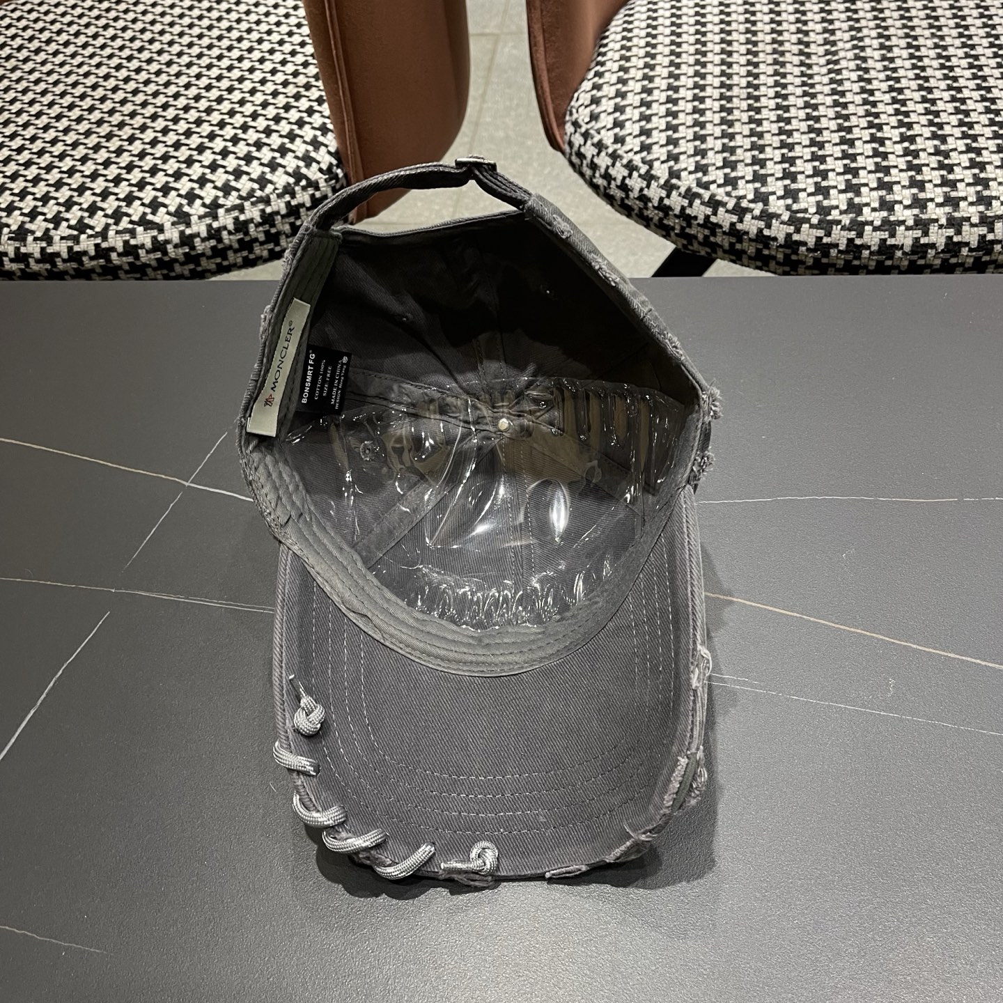 蒙口洗水做牛仔旧棒球帽洗水做破的牛仔风街头风十足更符合现在时尚小哥哥小姐姐的style，机场街拍超飒！