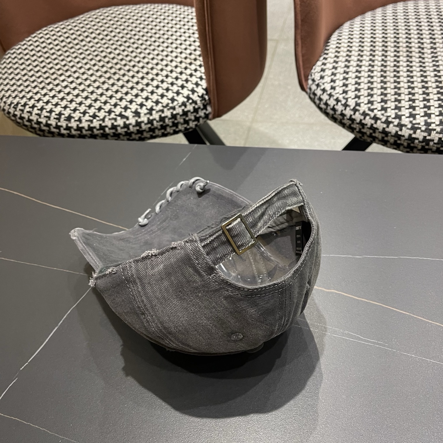 蒙口洗水做牛仔旧棒球帽洗水做破的牛仔风街头风十足更符合现在时尚小哥哥小姐姐的style，机场街拍超飒！