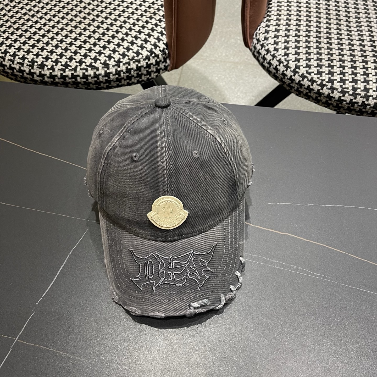 蒙口洗水做牛仔旧棒球帽洗水做破的牛仔风街头风十足更符合现在时尚小哥哥小姐姐的style，机场街拍超飒！