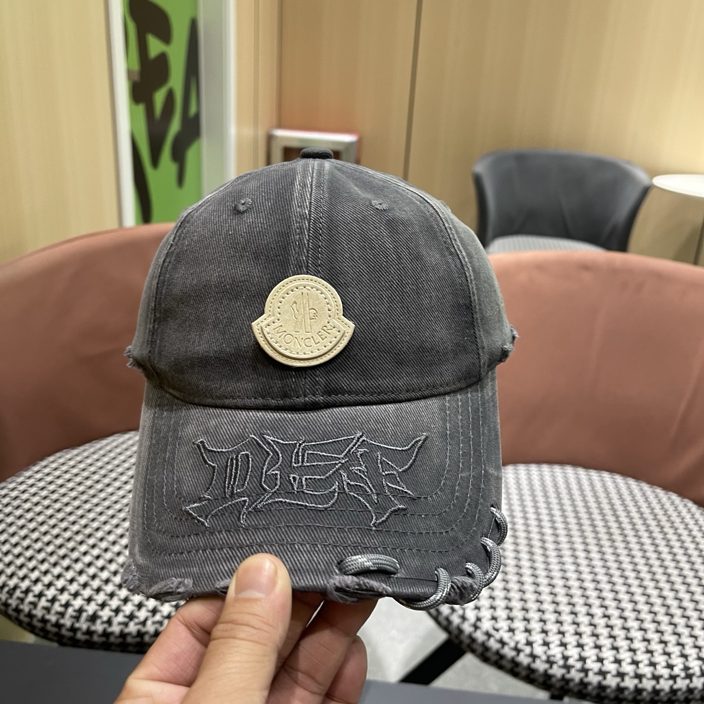 蒙口洗水做牛仔旧棒球帽洗水做破的牛仔风街头风十足更符合现在时尚小哥哥小姐姐的style，机场街拍超飒！