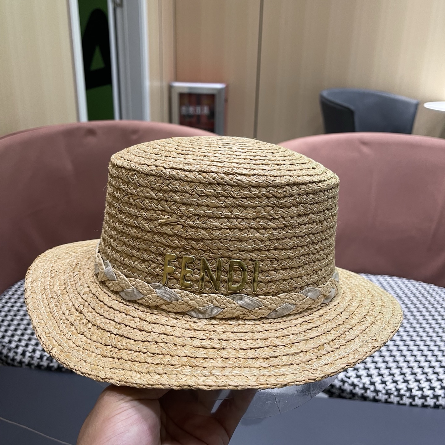 芬迪 FENDI 新款拉菲草平顶草帽女春夏英伦出游百搭海边遮阳帽防晒帽
