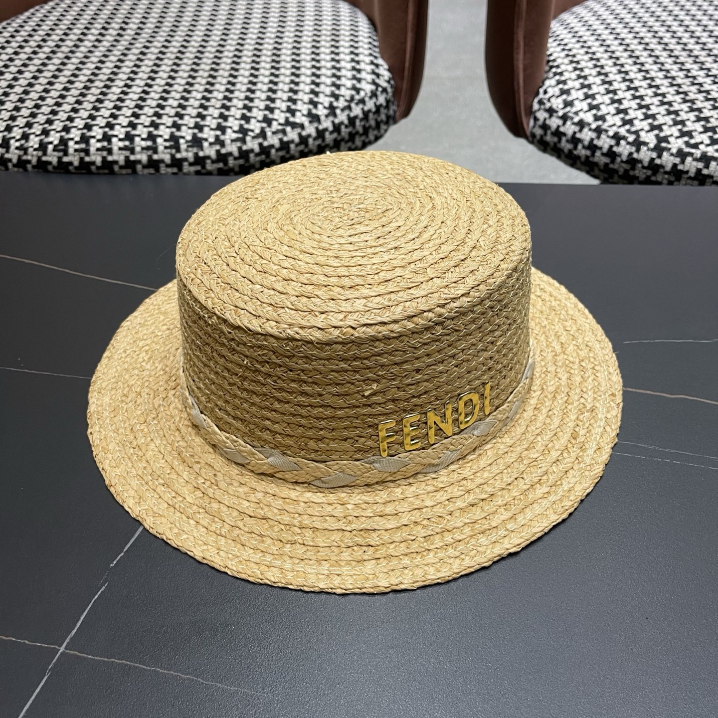 芬迪 FENDI 新款拉菲草平顶草帽女春夏英伦出游百搭海边遮阳帽防晒帽