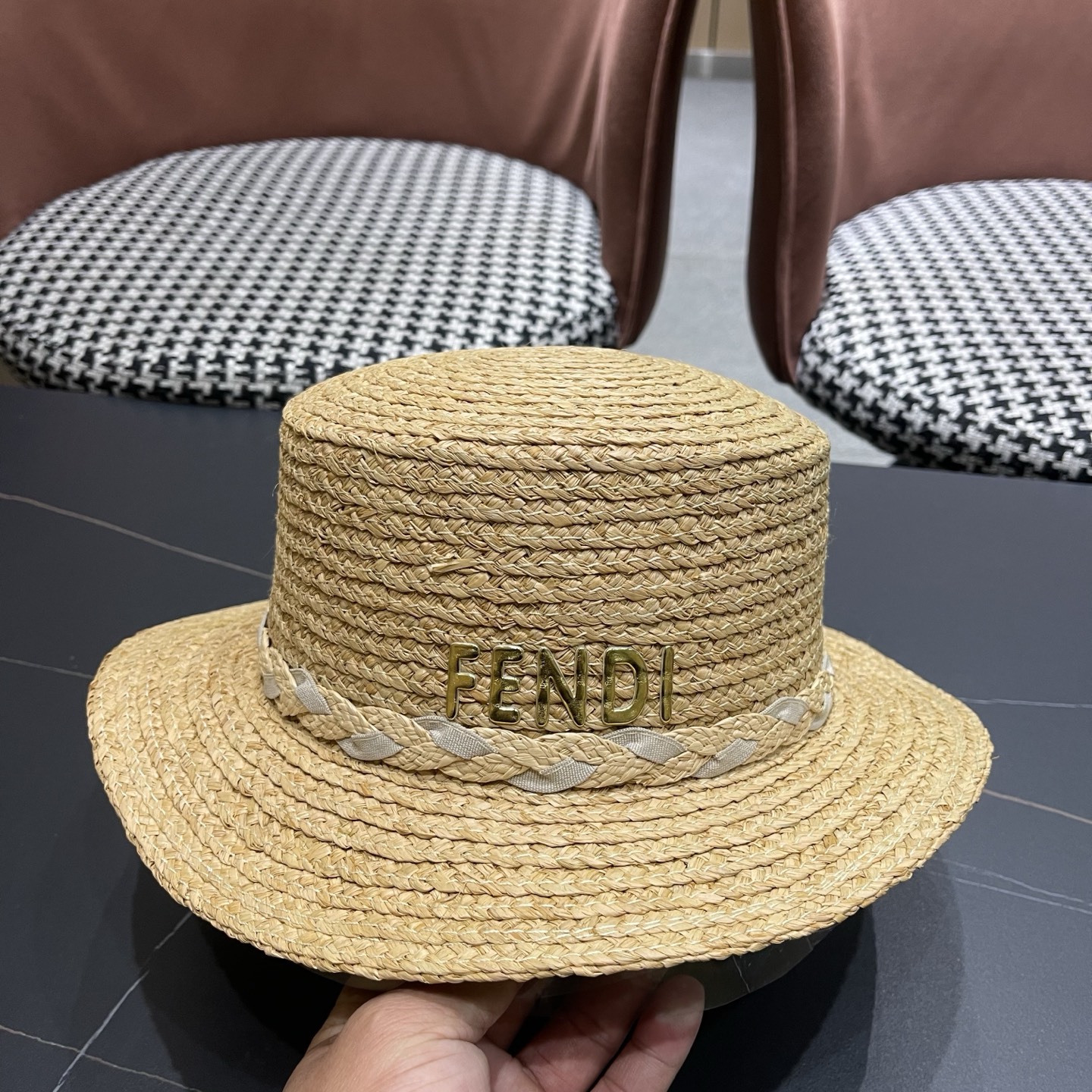 芬迪 FENDI 新款拉菲草平顶草帽女春夏英伦出游百搭海边遮阳帽防晒帽
