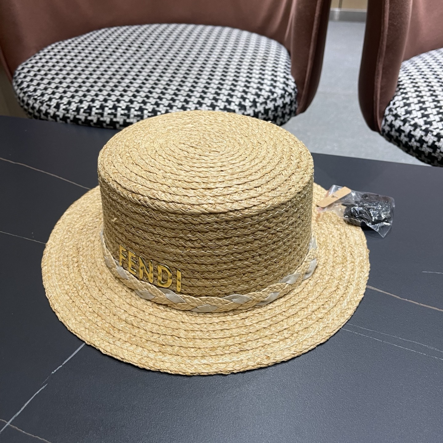 芬迪 FENDI 新款拉菲草平顶草帽女春夏英伦出游百搭海边遮阳帽防晒帽