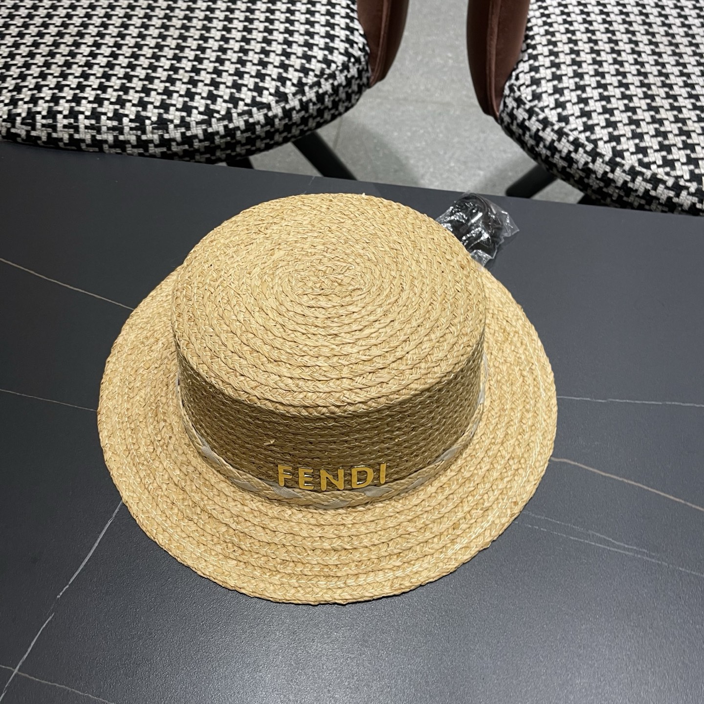 芬迪 FENDI 新款拉菲草平顶草帽女春夏英伦出游百搭海边遮阳帽防晒帽