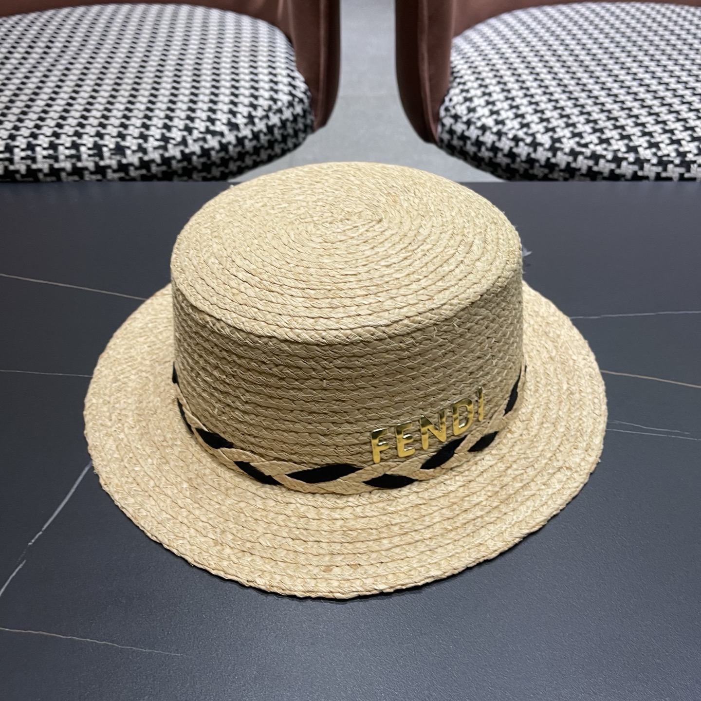 芬迪 FENDI 新款拉菲草平顶草帽女春夏英伦出游百搭海边遮阳帽防晒帽
