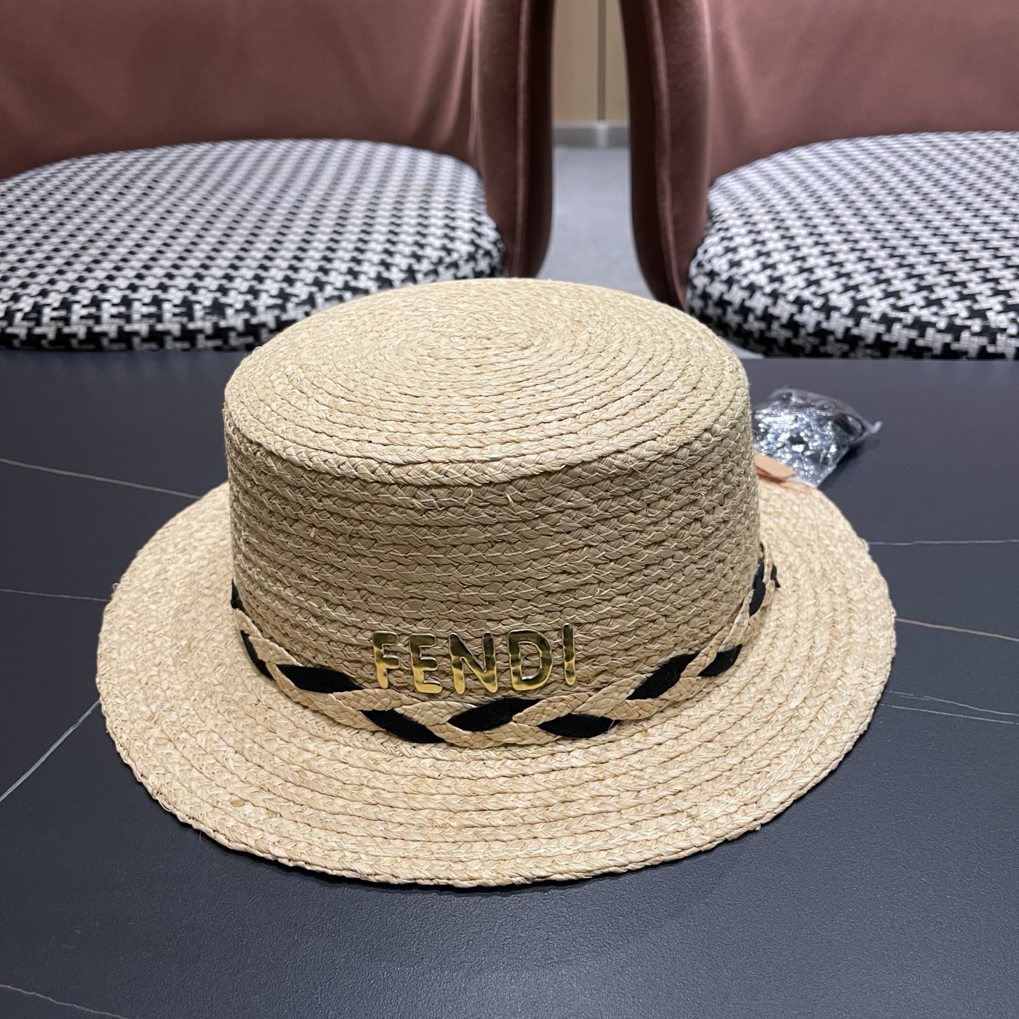 芬迪 FENDI 新款拉菲草平顶草帽女春夏英伦出游百搭海边遮阳帽防晒帽
