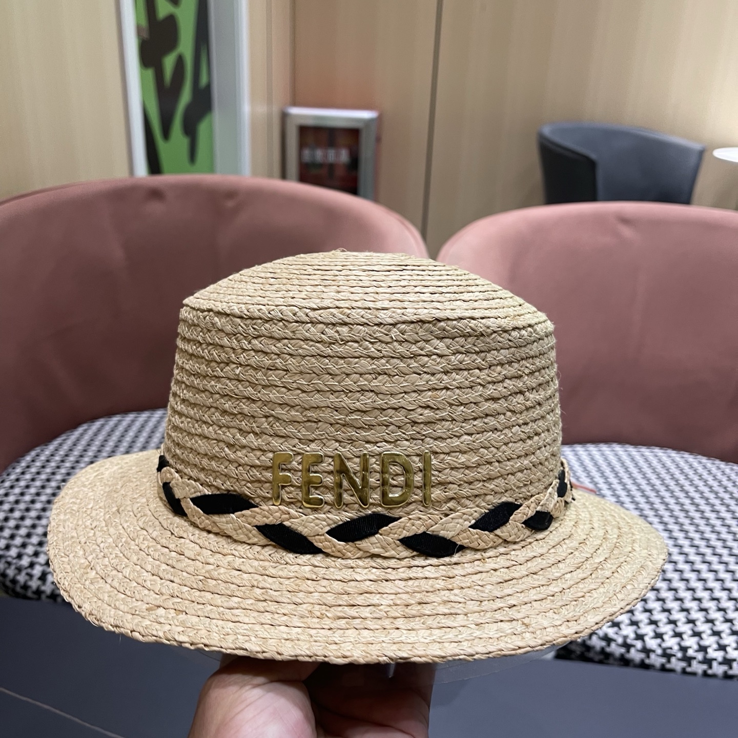 芬迪 FENDI 新款拉菲草平顶草帽女春夏英伦出游百搭海边遮阳帽防晒帽