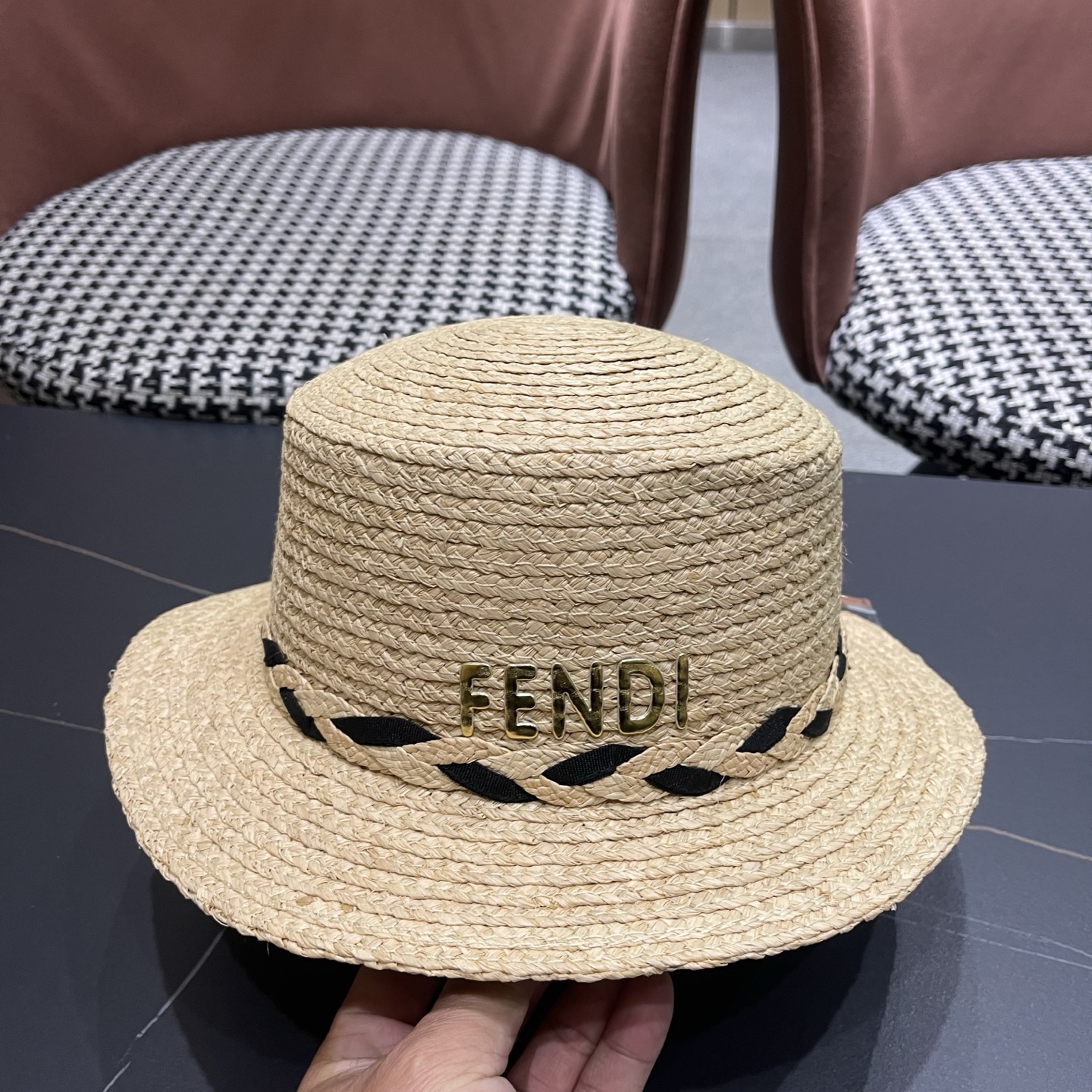 芬迪 FENDI 新款拉菲草平顶草帽女春夏英伦出游百搭海边遮阳帽防晒帽