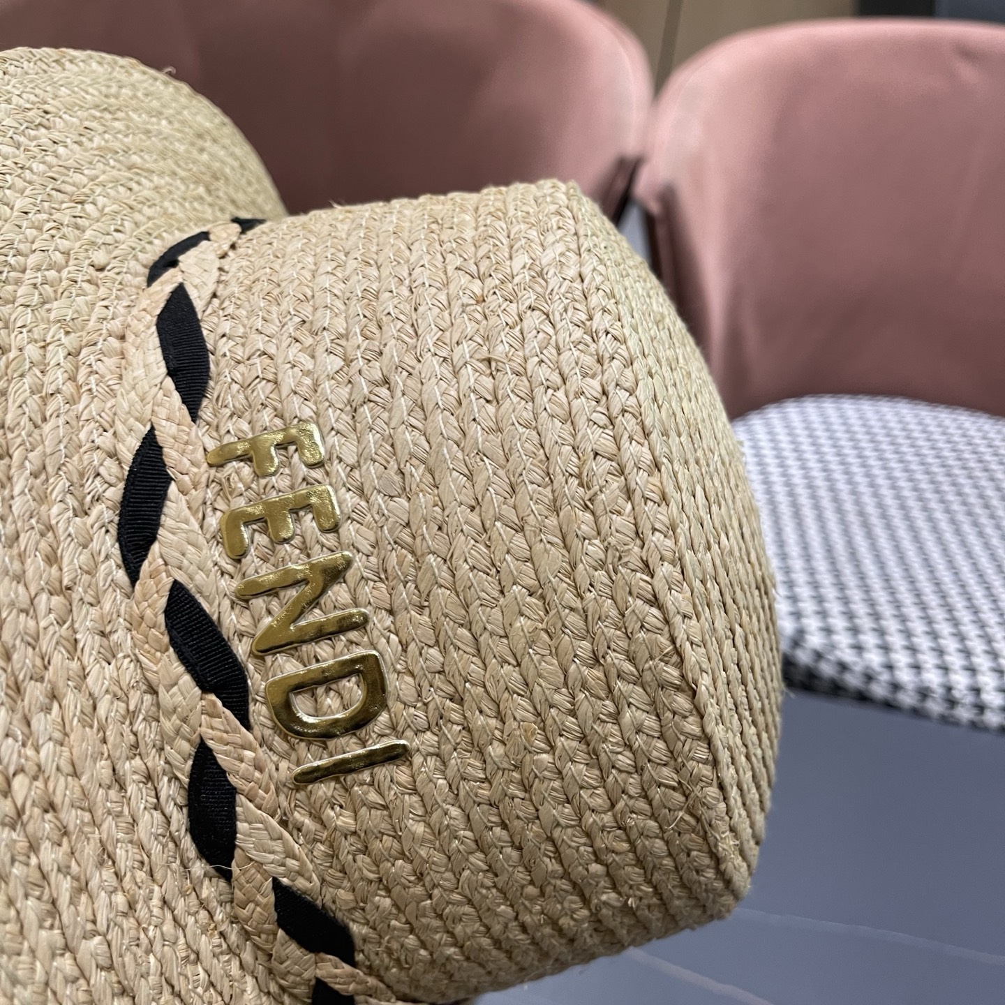 芬迪 FENDI 新款拉菲草平顶草帽女春夏英伦出游百搭海边遮阳帽防晒帽