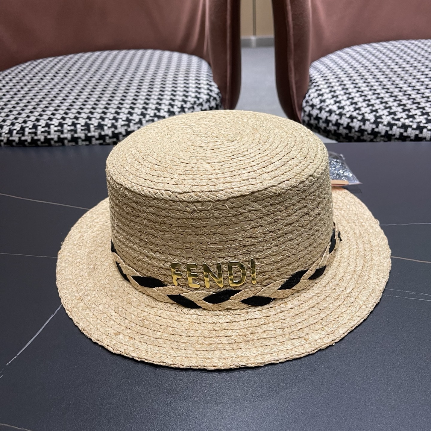 芬迪 FENDI 新款拉菲草平顶草帽女春夏英伦出游百搭海边遮阳帽防晒帽