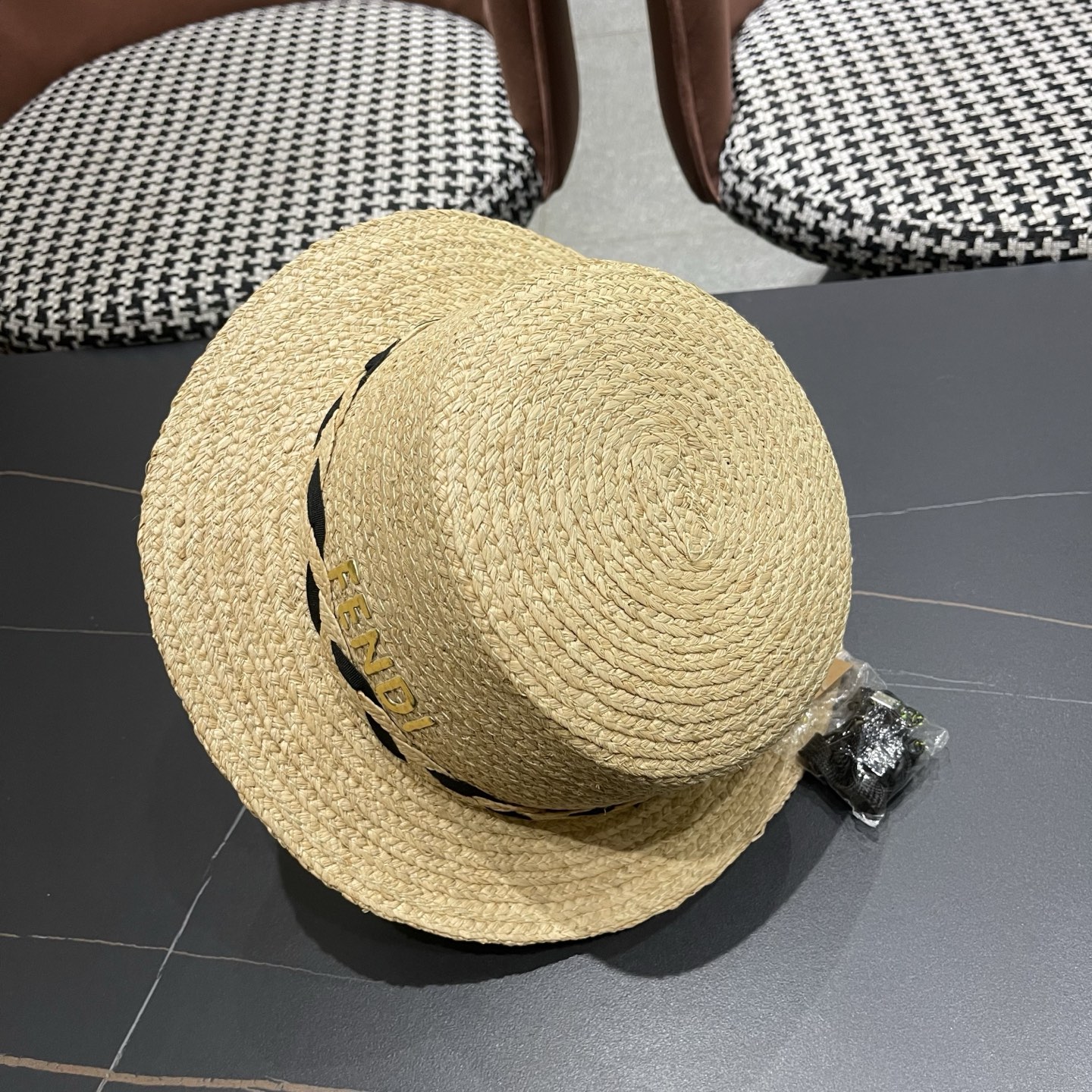 芬迪 FENDI 新款拉菲草平顶草帽女春夏英伦出游百搭海边遮阳帽防晒帽