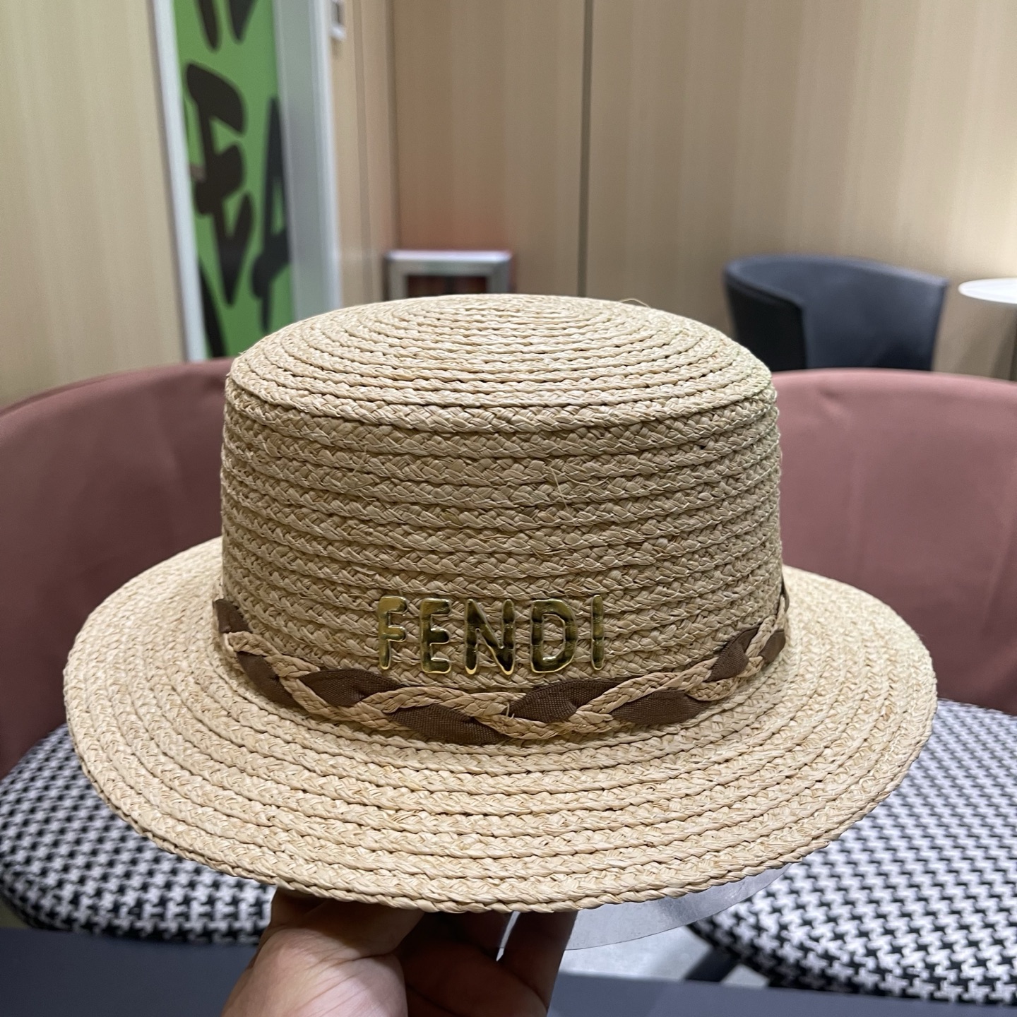 芬迪 FENDI 新款拉菲草平顶草帽女春夏英伦出游百搭海边遮阳帽防晒帽
