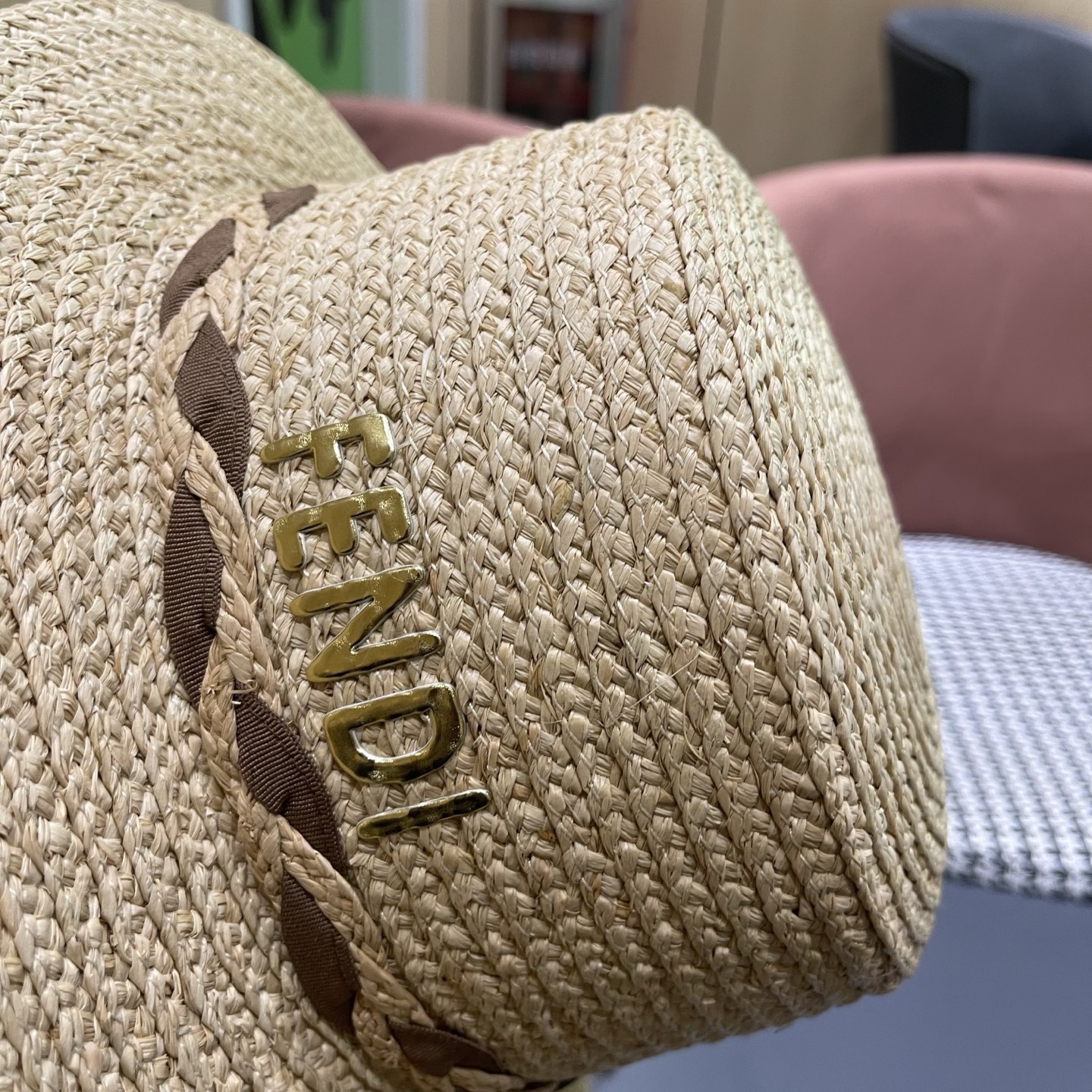 芬迪 FENDI 新款拉菲草平顶草帽女春夏英伦出游百搭海边遮阳帽防晒帽