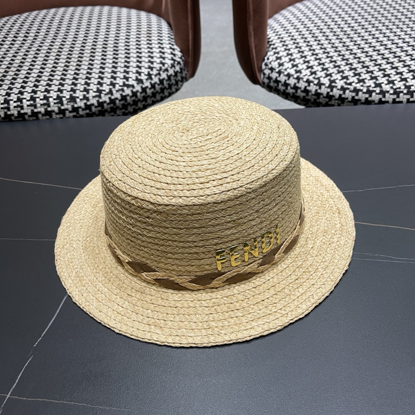 芬迪 FENDI 新款拉菲草平顶草帽女春夏英伦出游百搭海边遮阳帽防晒帽