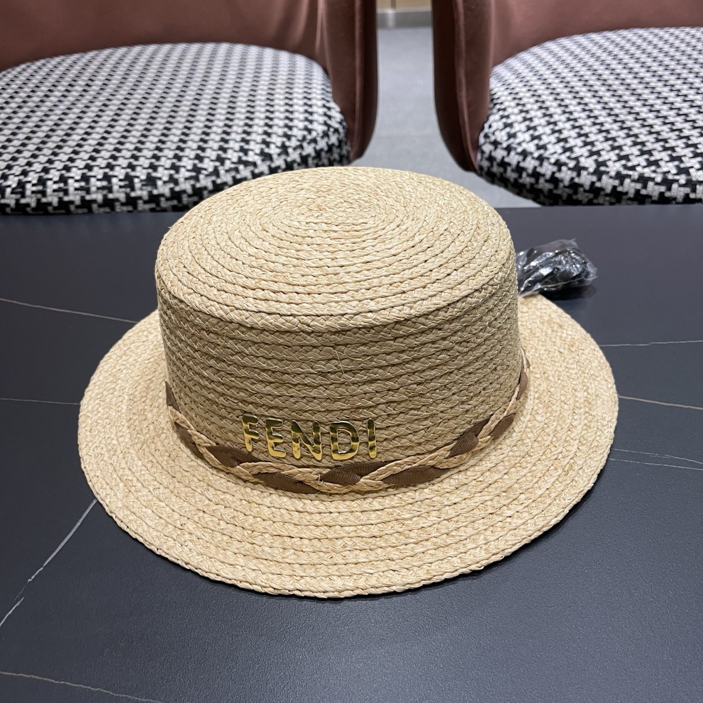 芬迪 FENDI 新款拉菲草平顶草帽女春夏英伦出游百搭海边遮阳帽防晒帽