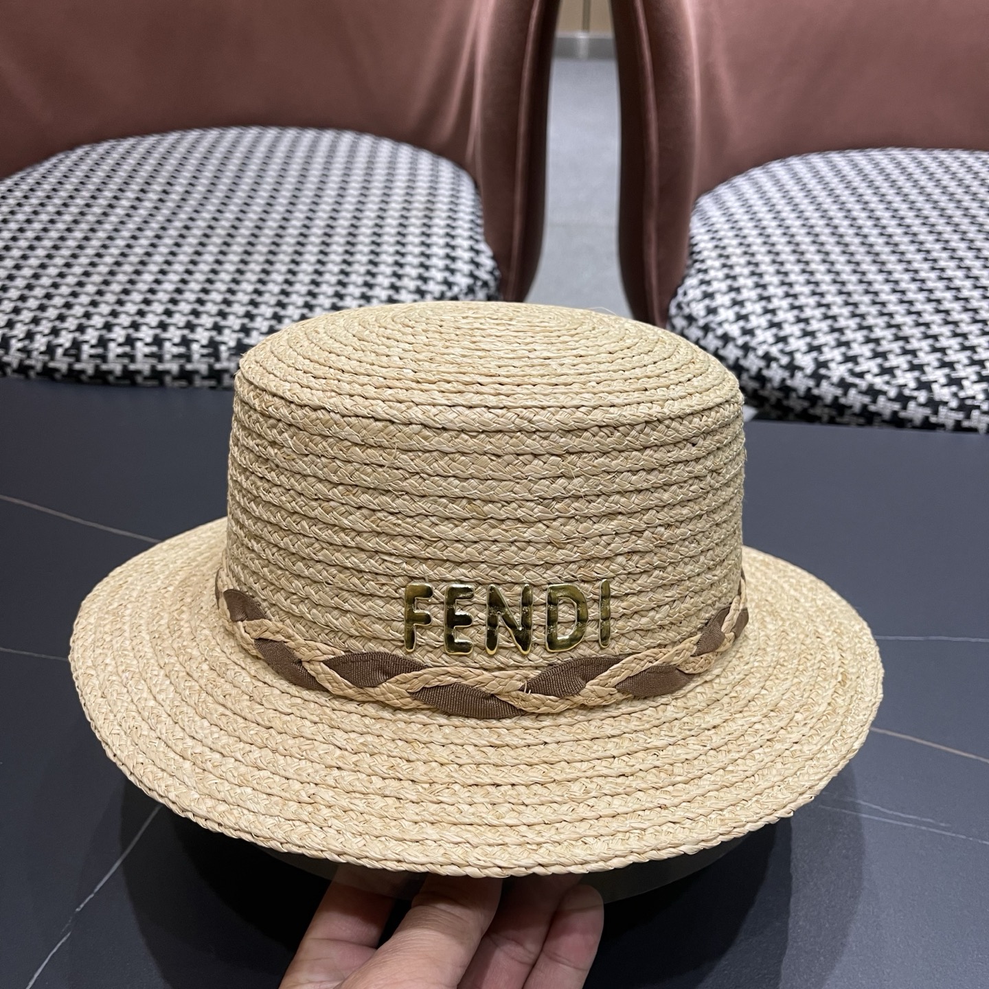 芬迪 FENDI 新款拉菲草平顶草帽女春夏英伦出游百搭海边遮阳帽防晒帽