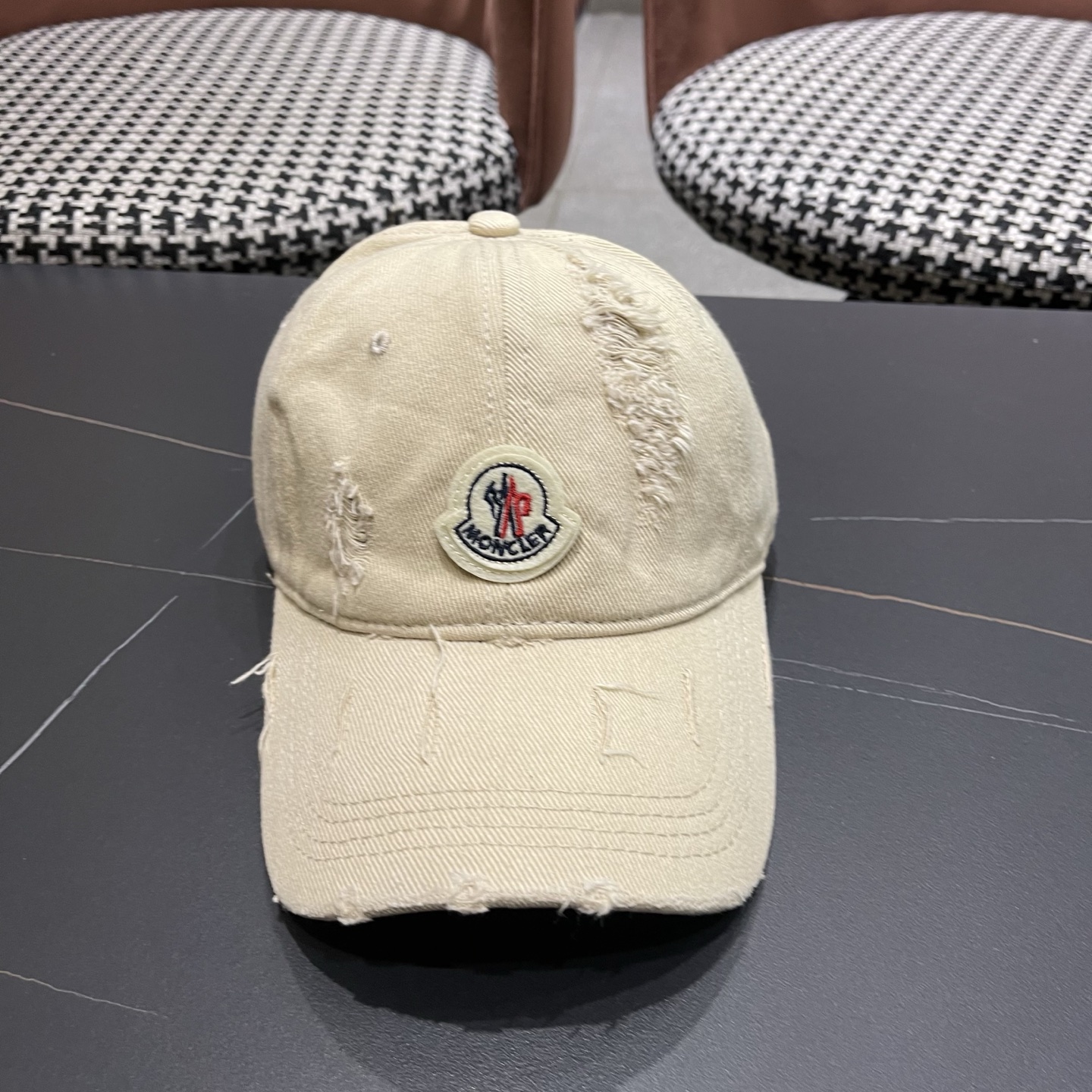 蒙口MONCLER破洞棒球帽，年轻时尚潮人穿搭色系，视觉效果超强，好看有质感！