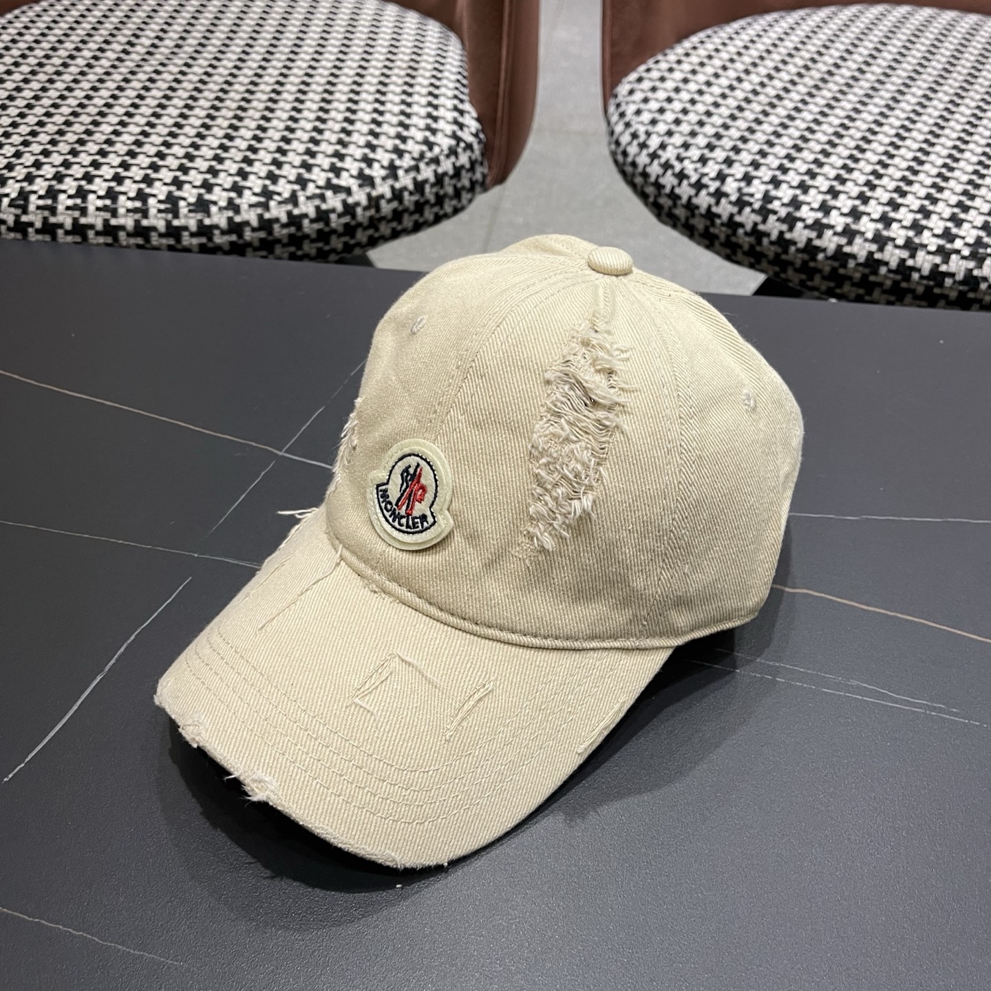 蒙口MONCLER破洞棒球帽，年轻时尚潮人穿搭色系，视觉效果超强，好看有质感！