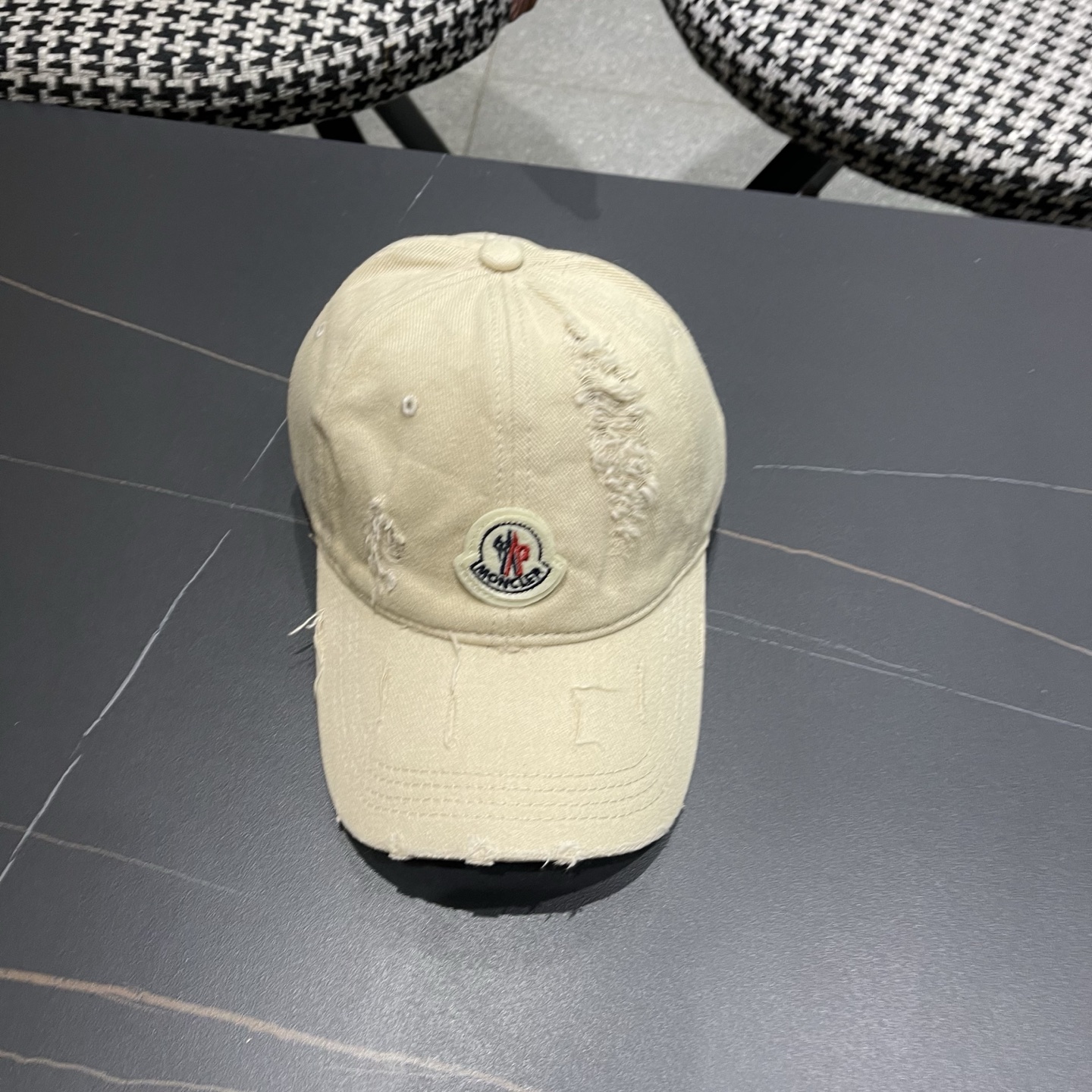 蒙口MONCLER破洞棒球帽，年轻时尚潮人穿搭色系，视觉效果超强，好看有质感！