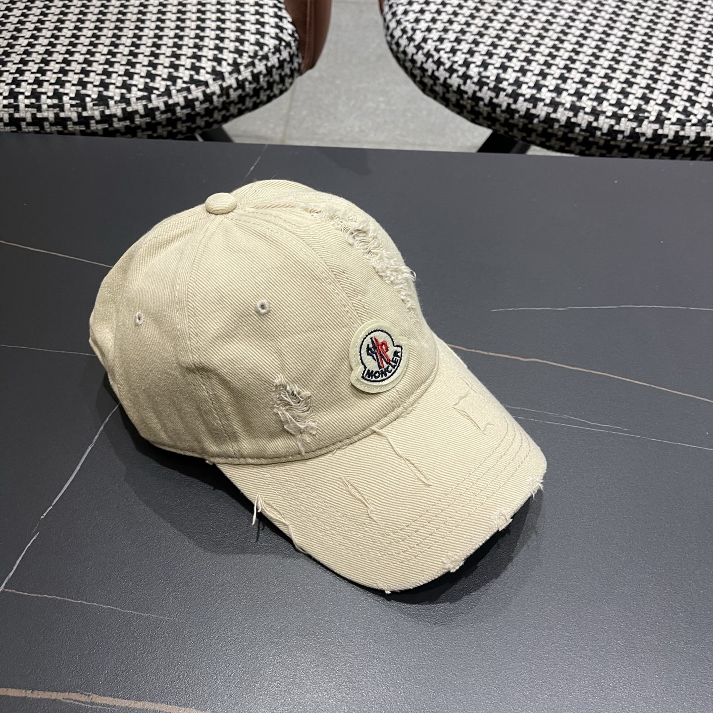 蒙口MONCLER破洞棒球帽，年轻时尚潮人穿搭色系，视觉效果超强，好看有质感！