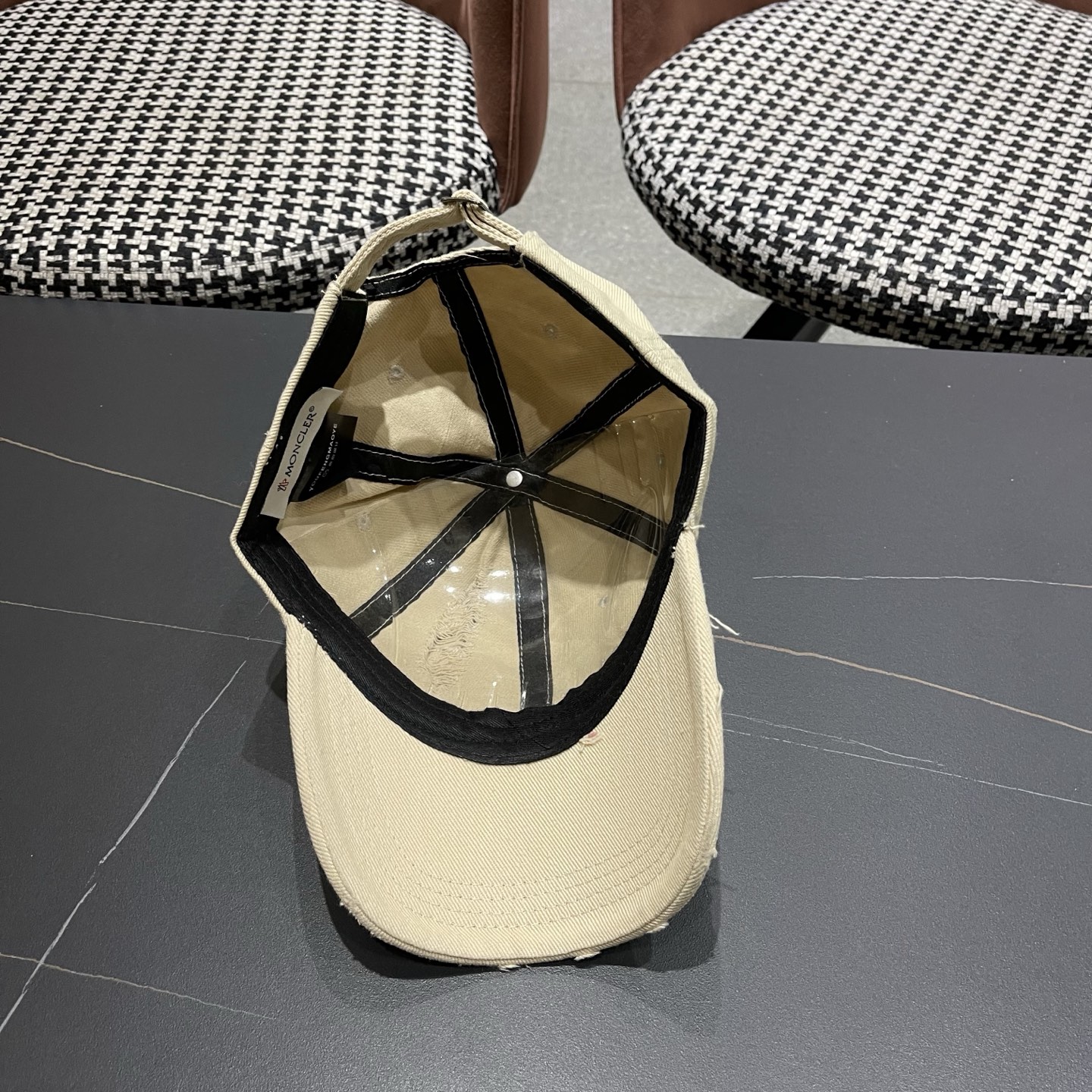 蒙口MONCLER破洞棒球帽，年轻时尚潮人穿搭色系，视觉效果超强，好看有质感！