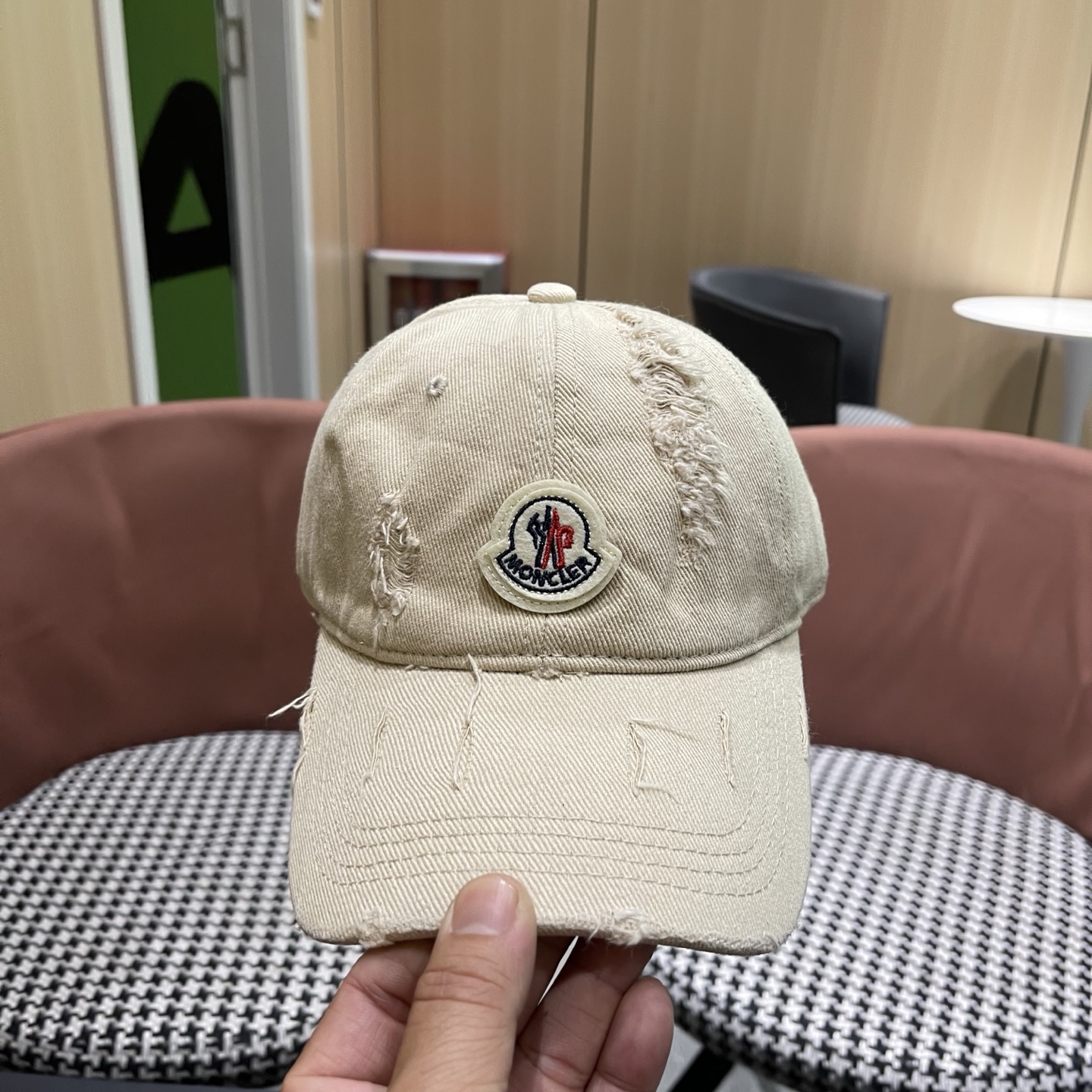 蒙口MONCLER破洞棒球帽，年轻时尚潮人穿搭色系，视觉效果超强，好看有质感！