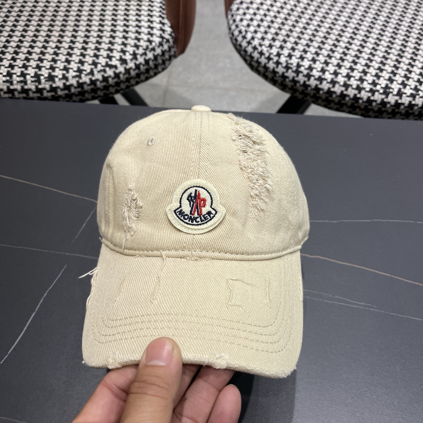 蒙口MONCLER破洞棒球帽，年轻时尚潮人穿搭色系，视觉效果超强，好看有质感！