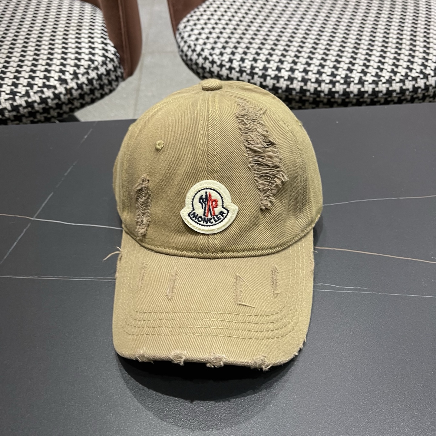 蒙口MONCLER破洞棒球帽，年轻时尚潮人穿搭色系，视觉效果超强，好看有质感！