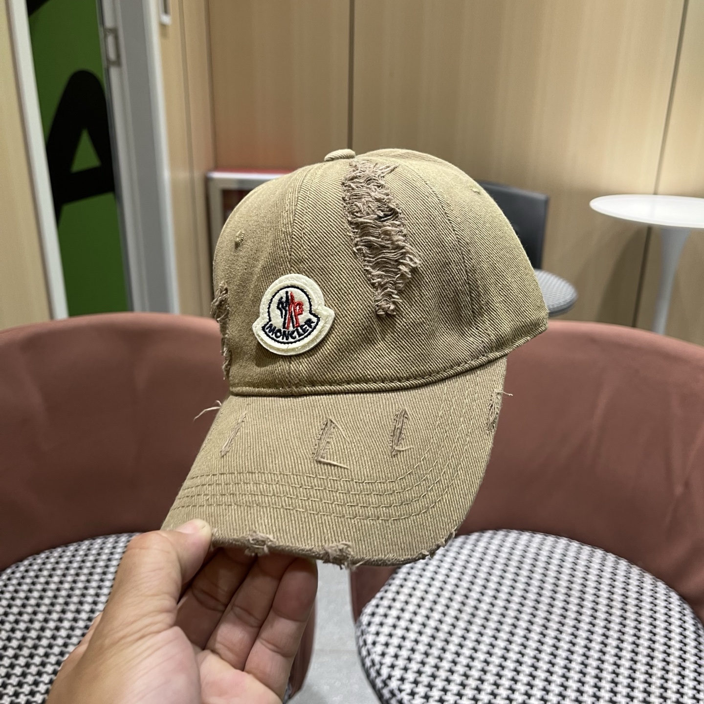 蒙口MONCLER破洞棒球帽，年轻时尚潮人穿搭色系，视觉效果超强，好看有质感！