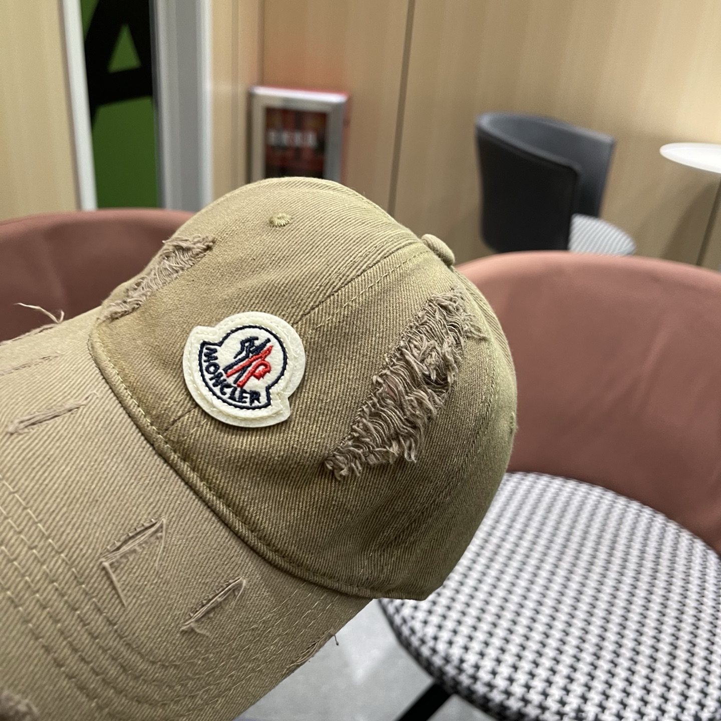 蒙口MONCLER破洞棒球帽，年轻时尚潮人穿搭色系，视觉效果超强，好看有质感！