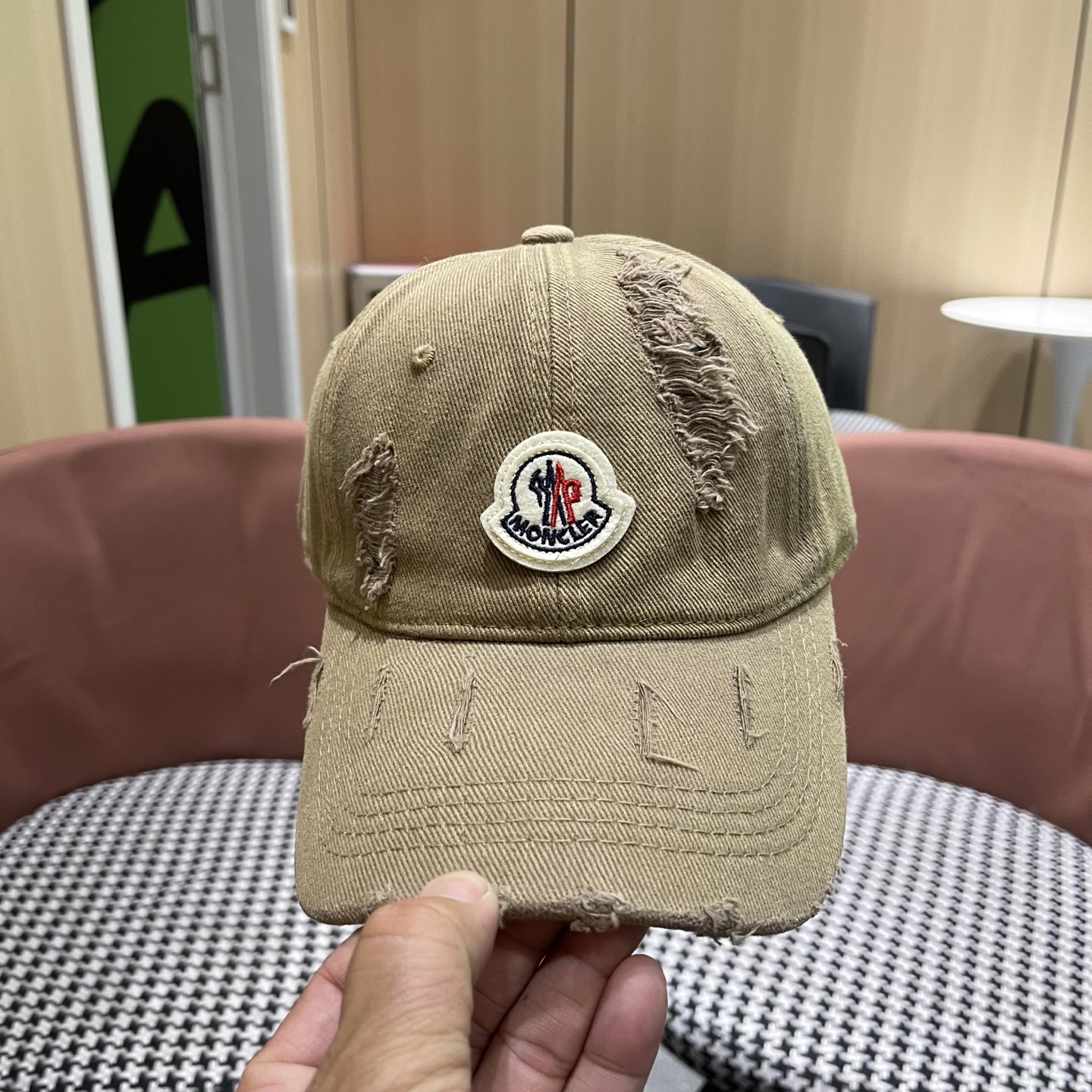 蒙口MONCLER破洞棒球帽，年轻时尚潮人穿搭色系，视觉效果超强，好看有质感！