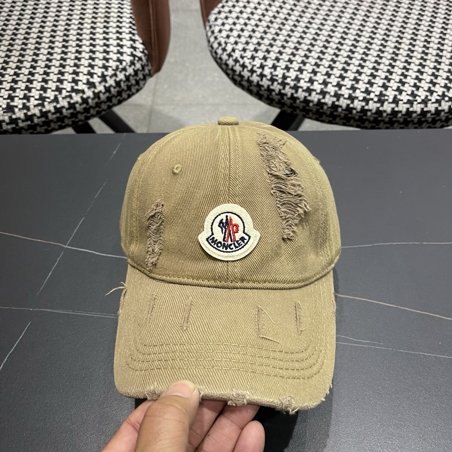 蒙口MONCLER破洞棒球帽，年轻时尚潮人穿搭色系，视觉效果超强，好看有质感！