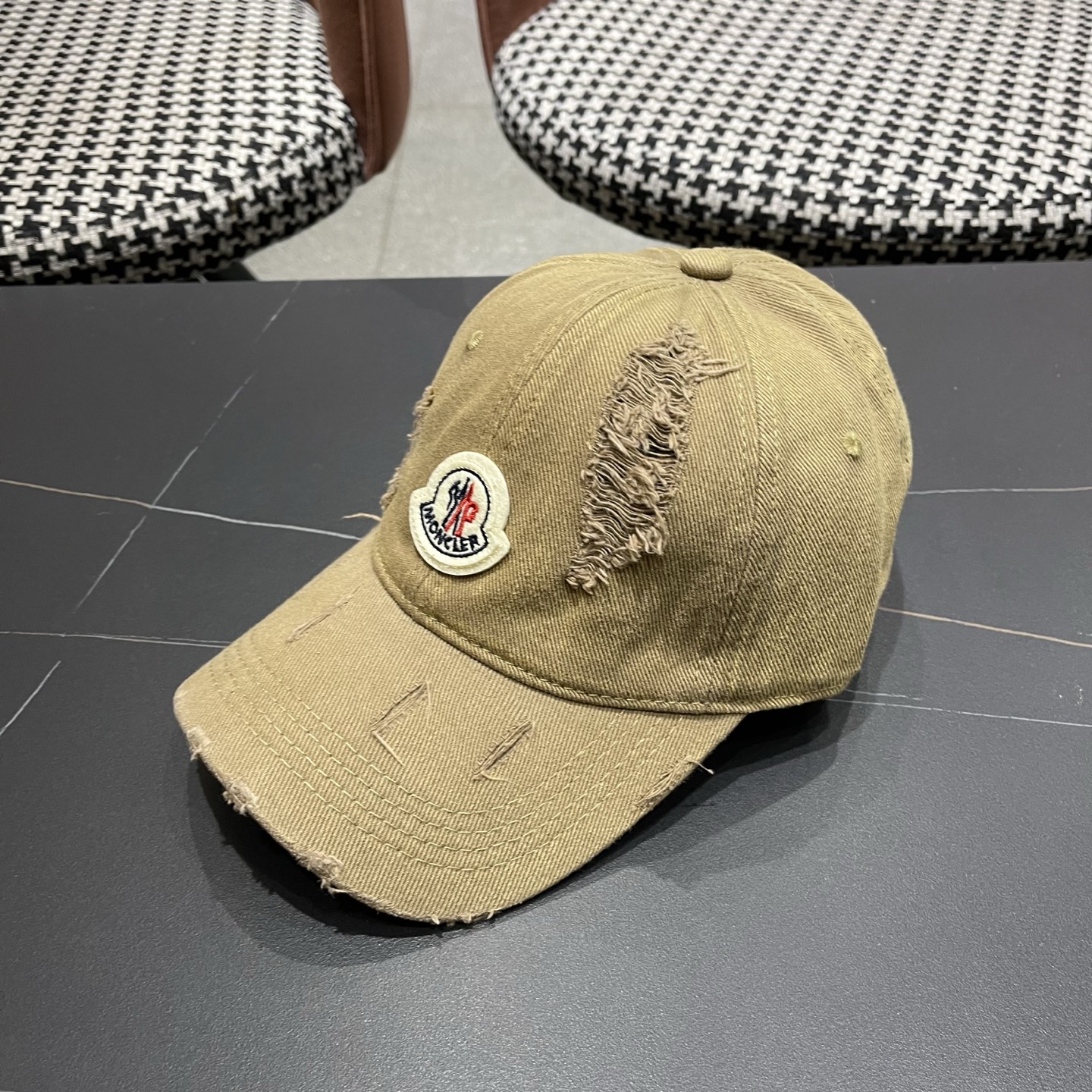 蒙口MONCLER破洞棒球帽，年轻时尚潮人穿搭色系，视觉效果超强，好看有质感！