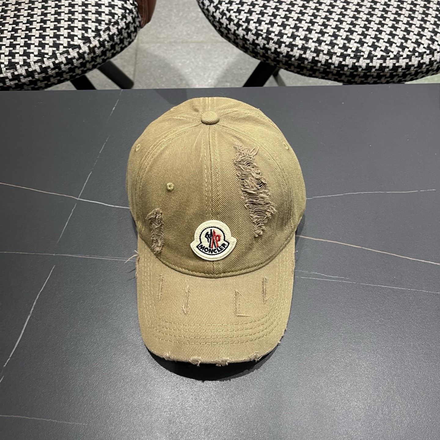 蒙口MONCLER破洞棒球帽，年轻时尚潮人穿搭色系，视觉效果超强，好看有质感！