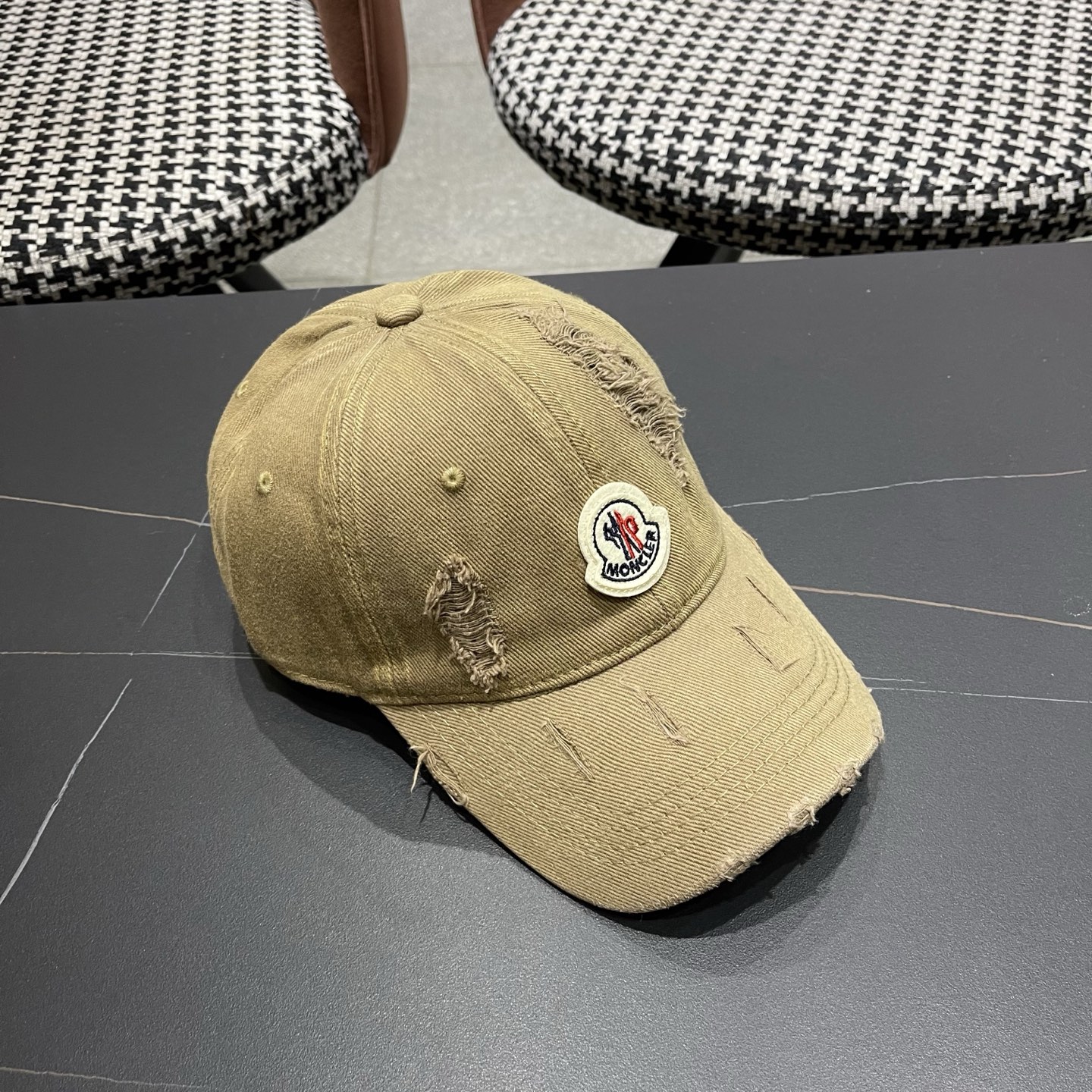 蒙口MONCLER破洞棒球帽，年轻时尚潮人穿搭色系，视觉效果超强，好看有质感！